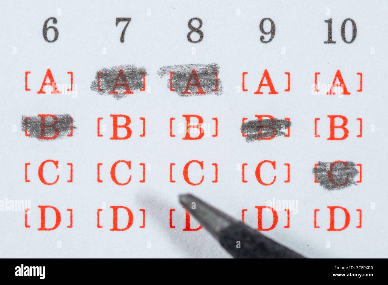 Eine Nahaufnahme eines Antwortblatts mit Bleistiftmarkierungen, die den Prozess der Prüfung oder des Ausfüllens einer Umfrage zeigt. Stockfoto