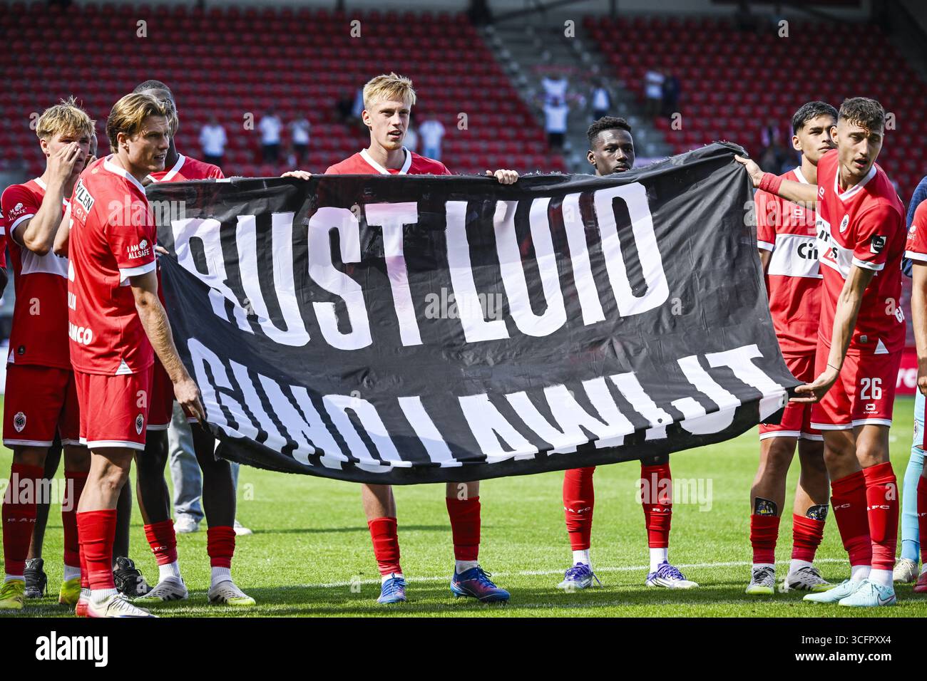 Antwerpen, Belgien. August 2025. Die Spieler des Antwerp FC wurden nach einem Fußballspiel zwischen dem Royal Antwerp FC und dem KV Mechelen am Sonntag, den 24. August 2025 in Antwerpen, am 5. Tag der ersten Liga der Jupiler Pro League 2025-2026 in der belgischen Meisterschaft, dargestellt. BELGA FOTO TOM GOYVAERTS Credit: Belga Nachrichtenagentur/Alamy Live News Stockfoto