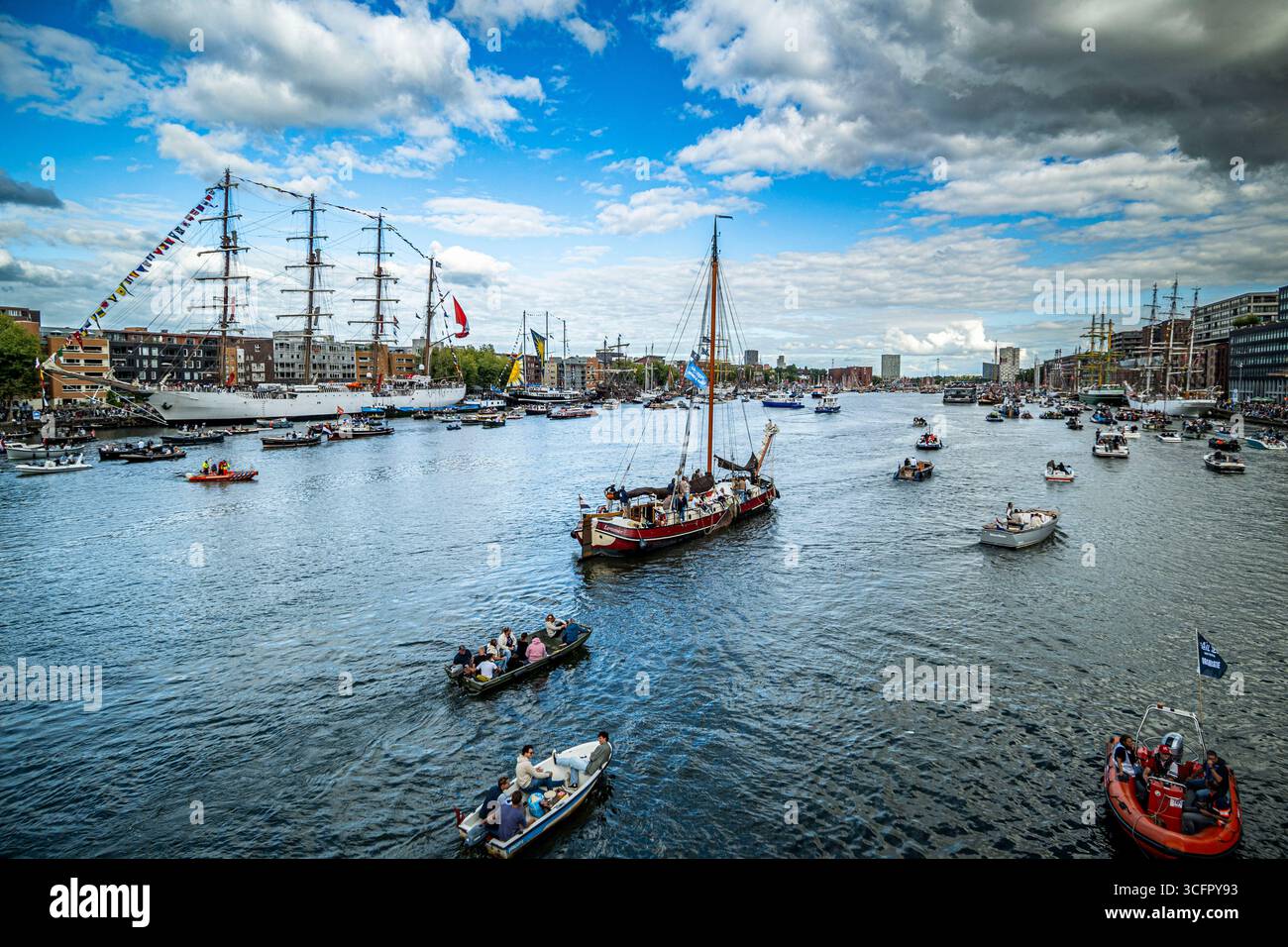 Amsterdam, Nordholland, Niederlande. August 2025. Hunderte von Schiffen und Tausende von Zuschauern feierten am 23. August 2025 die SEGEL 2025 in Amsterdam, Niederlande. Schiffe aus 24 Ländern überquerten vom 20. Bis 24. August 2025 den NORDSEEKANAL und den ij Habour, was den 50. Jahrestag der SEGEL und auch den 750. Jahrestag der Amsterdamer SEGEL begangen hat. (Kreditbild: © James Petermeier/ZUMA Press Wire) NUR REDAKTIONELLE VERWENDUNG! Nicht für kommerzielle ZWECKE! Stockfoto
