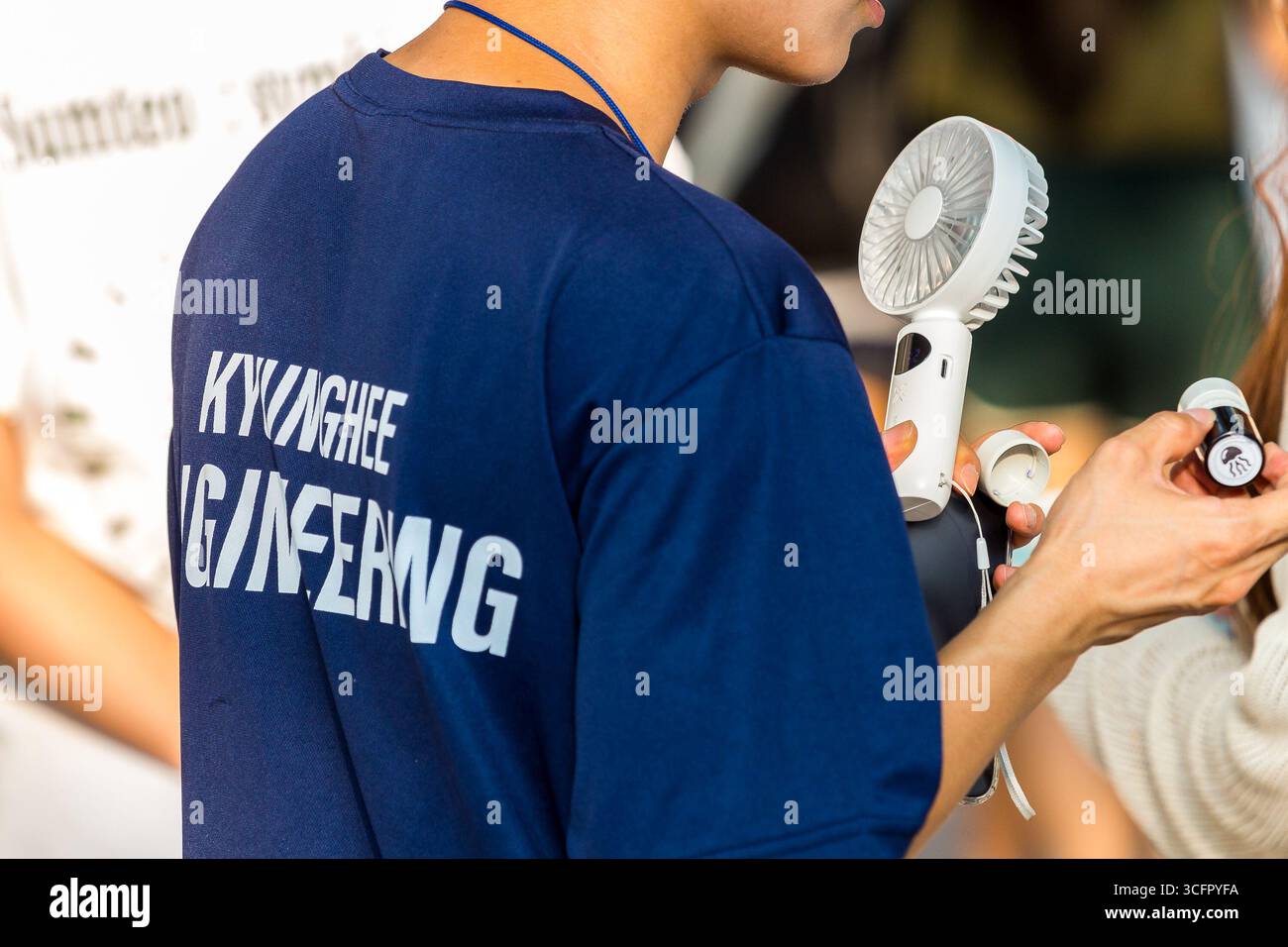Seoul, Südkorea. August 2025. Ein Arbeiter in der Nähe des Seoul Plaza benutzt einen elektrischen Handventilator, um die Hitze zu schlagen. Quelle: Daniyar Atadjanov/Alamy Live News Stockfoto