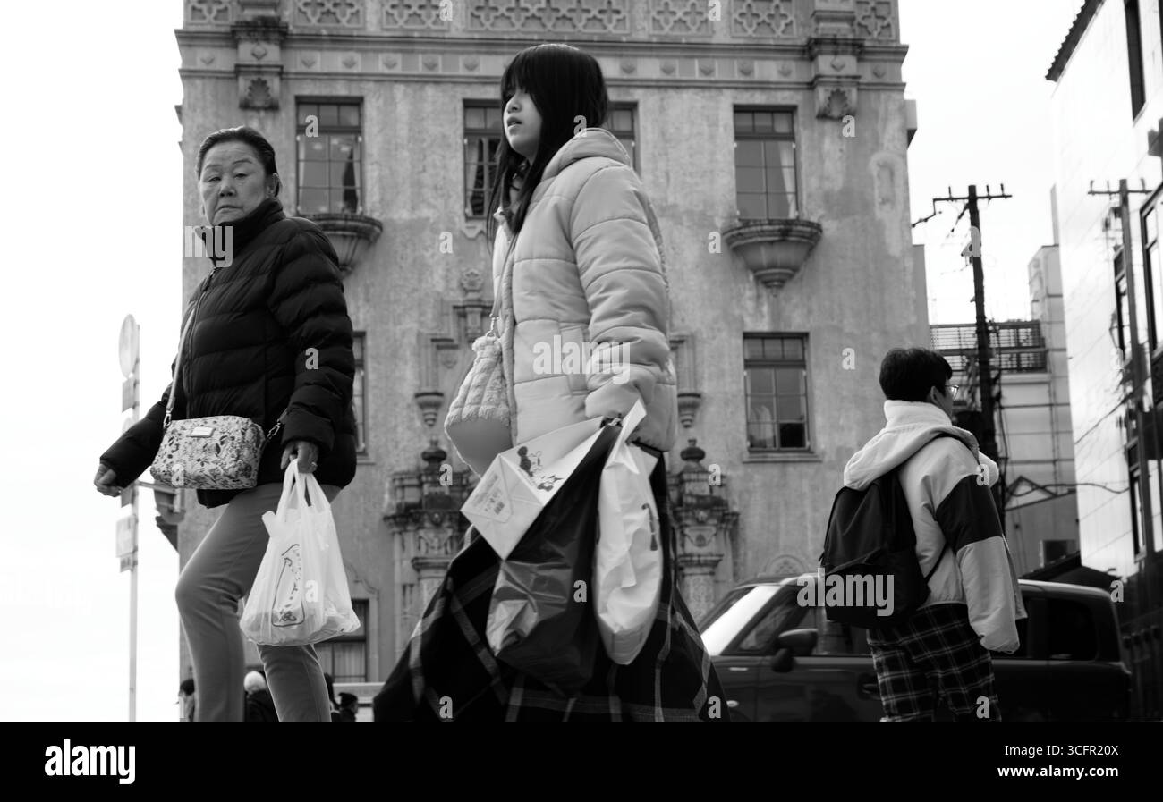 Die Besucher kommen am Tōka Saikan vorbei, einem historischen Restaurant im Barock-Stil der 1920er Jahre neben dem Kamo-Fluss in Kyoto in s&W Stockfoto
