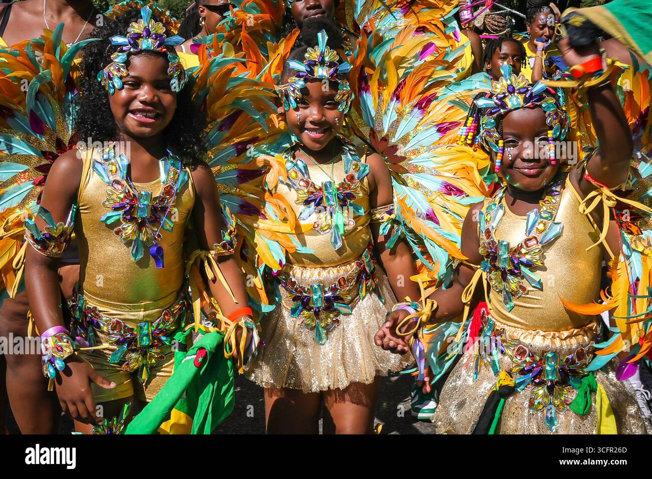 London, Großbritannien. August 2025. Teilnehmer und Nachtschwärmer bei der jährlichen Kinderparade am Notting Hill Carnival Sunday. Der Londoner Notting Hill Carnival ist Europas größtes Straßenfest und nach Rio der zweitgrößte Straßenkarneval der Welt, der regelmäßig rund 2 Millionen Menschen an den Feiertagen anzieht. Quelle: Imageplotter/Alamy Live News Stockfoto