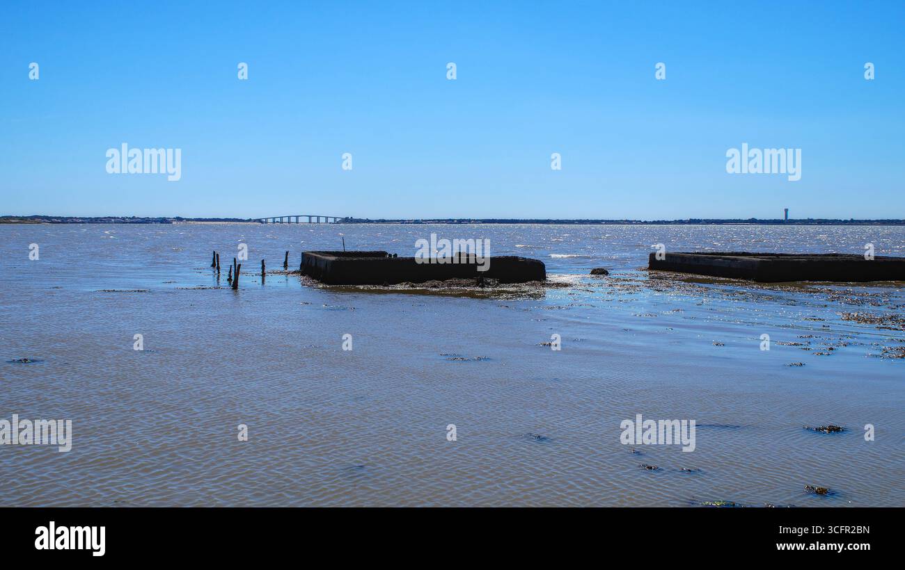 Blick von der Passage du Gois auf die Brücke zur Insel Noirmoutier, Frankreich, mit Küstenlandschaft und Gezeitenlandschaft. Stockfoto