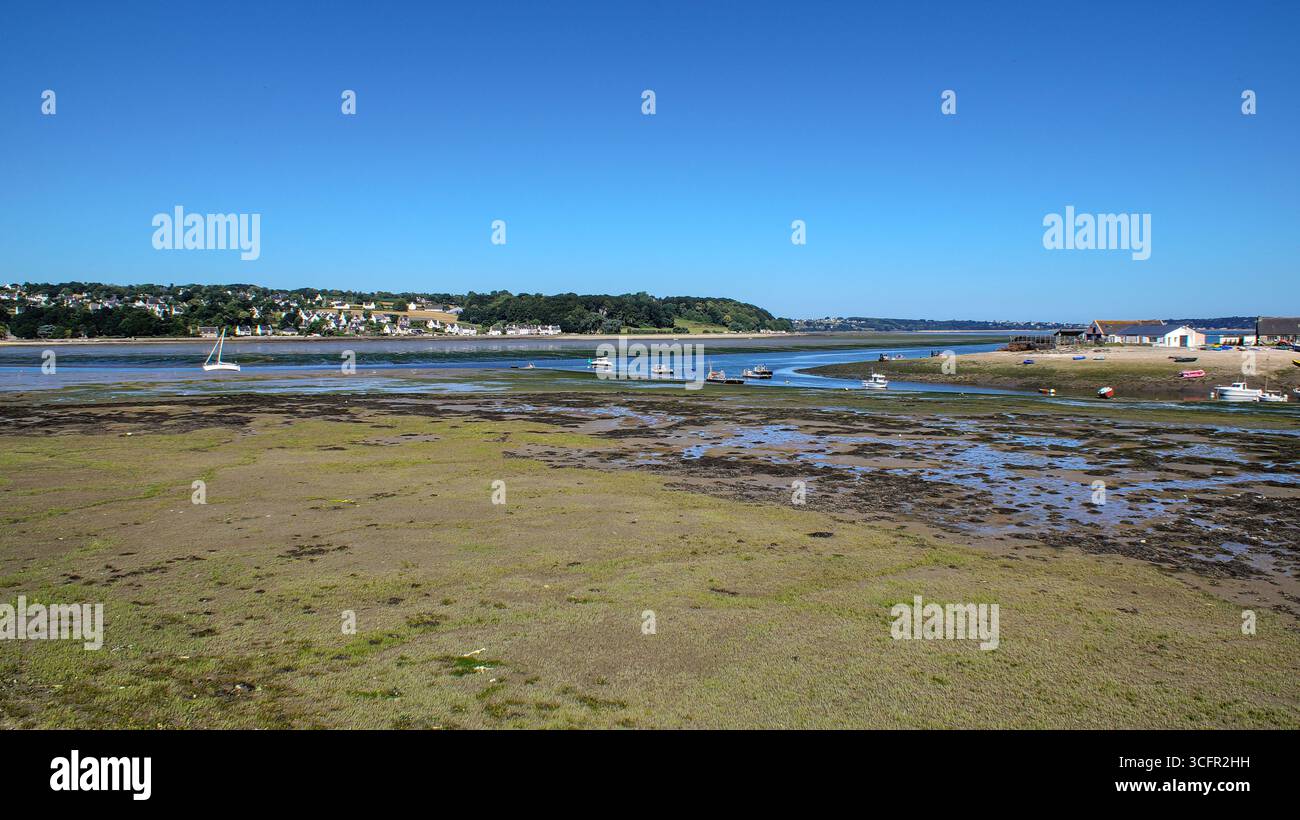 Gezeitenfluss und Flussbett bei Plouézec, Frankreich, bei Ebbe – Boote ruhen auf dem exponierten Flussbett. Stockfoto