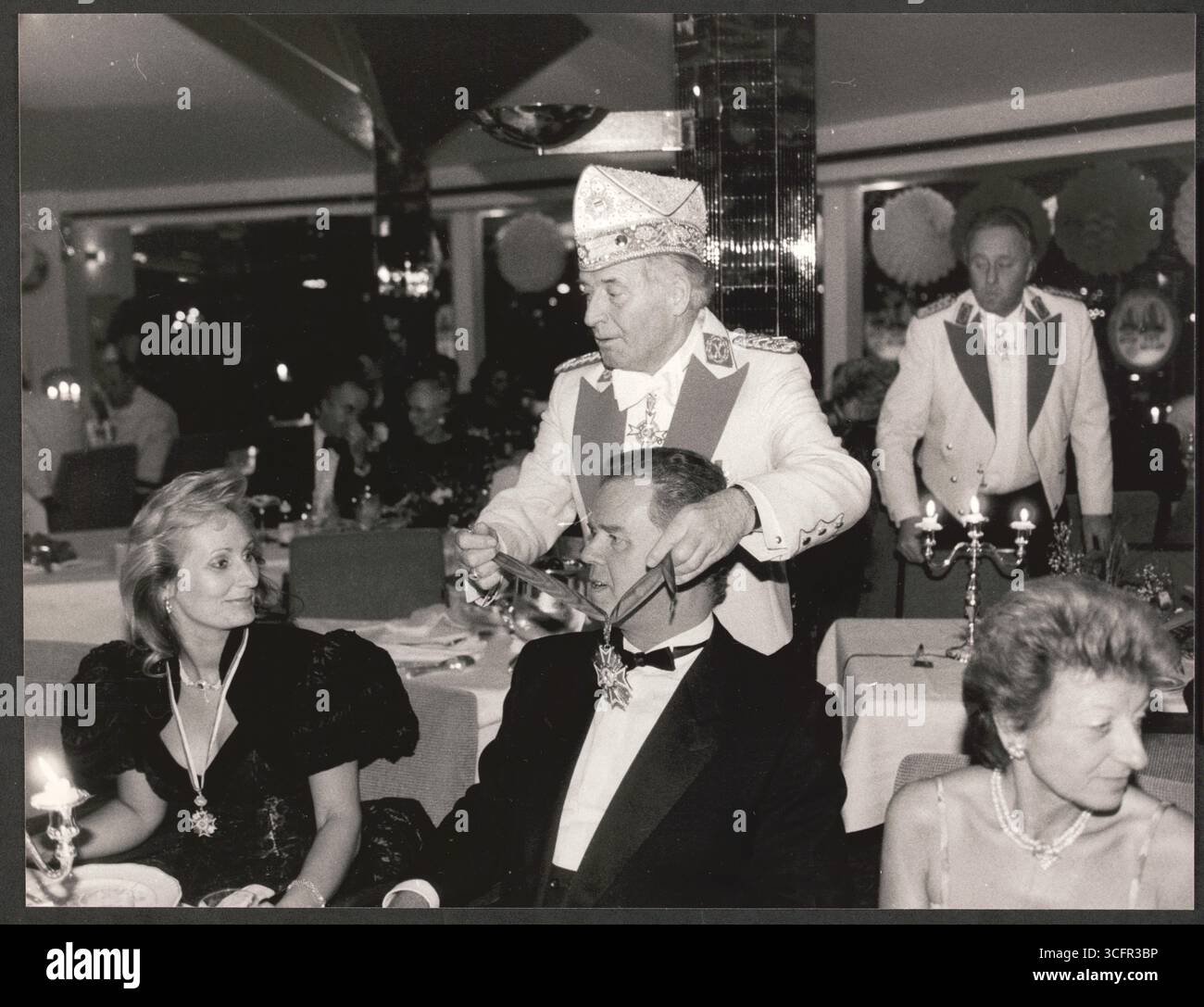 Köln - Karnevalsveranstaltung in der Bastei (Kölner Restaurant am Rheinufer) - im Bild: Der Gastronom und Bastei-Betreiber Jochen Blatzheim erhält vom Präsidenten der Kölner Prinzengarde, Hans Becker den Sessionsorden der Prinzengarde. Links neben Blatzheim sitzt dessen Ehefrau Stockfoto