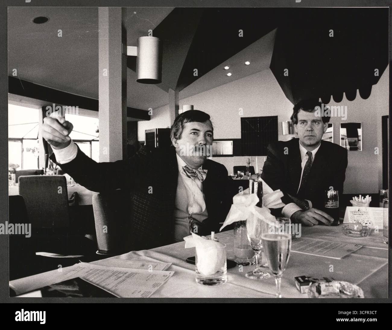 Der Kölner Gastronom Jochen Blatzheim (R.) und der Kölner Architekt Hanspeter Kottmair bei (verm.) Eine Pressekonferenz zur Sanierung der Bastei (denkmalgeschütztes Restaurant am Rheinufer) - 1985 investierte Blatzheim 1,5 Millionen D-Mark in die Erneuerung von Fenstern, Dach und Belüftung. - Weitere Baumaßnahmen wurden jedoch u.a. wegen Denkmalschutz-Auflagen bis heute (2022) abgelehnt. - Foto vom 14.05.1985 Stockfoto