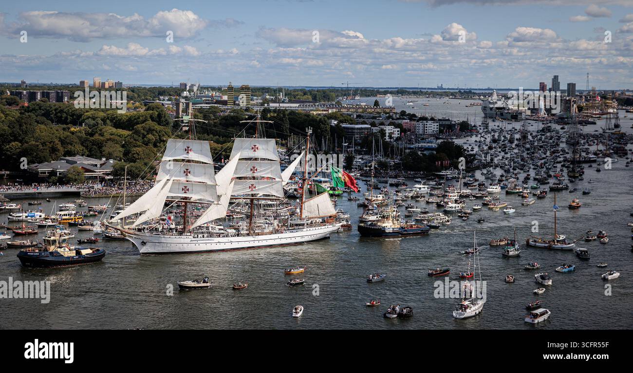 Die Tall Ships starten am letzten Tag der Fahrt vom IJ Hafen. Die zehnte Ausgabe dieses Jahres fiel mit dem 750. Jahrestag der Stadt Amsterdam zusammen. In Amsterdam, Niederlande, 24. August 2025. ANP RAMON VAN FLYMEN niederlande aus - belgien aus Stockfoto