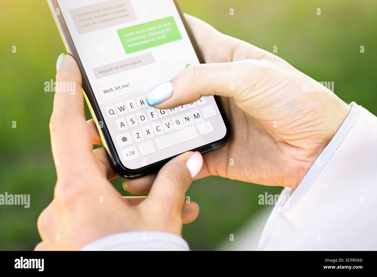 Textnachricht mit Telefon. Betrug oder Betrug mit sms auf dem Smartphone. Datum mit mobilen Welsen. Frau, die Sofortchat nutzt. App-Tastatur zur Hand. Stockfoto