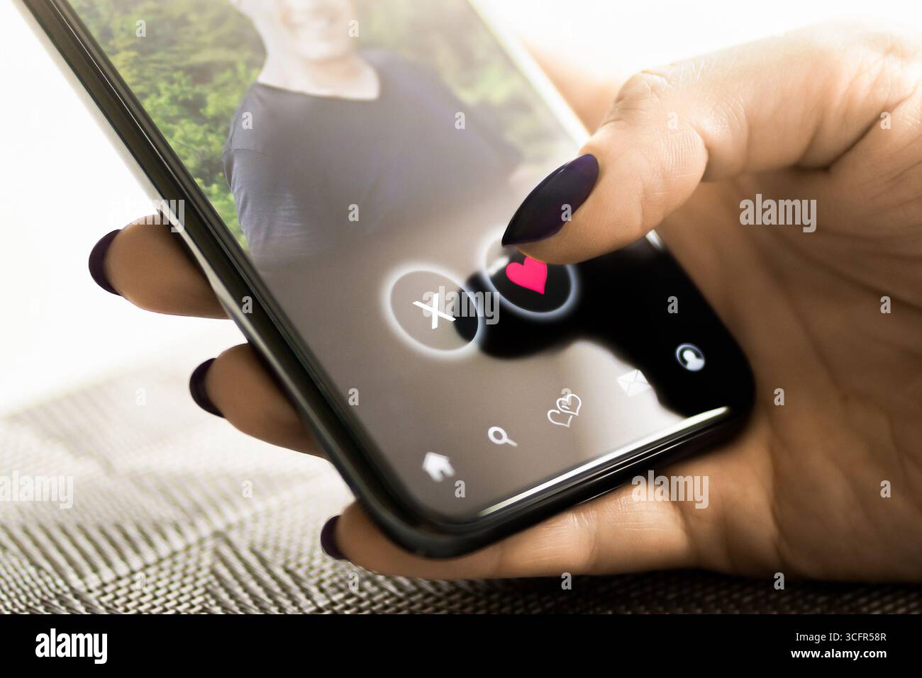 Datums-App. Frau und Liebe. Online-Romantik. Betrügen, nach rechts wischen oder Stalker. Profilbild eines Mannes. Virtuelle Beziehung. Finger und Herz. Stockfoto
