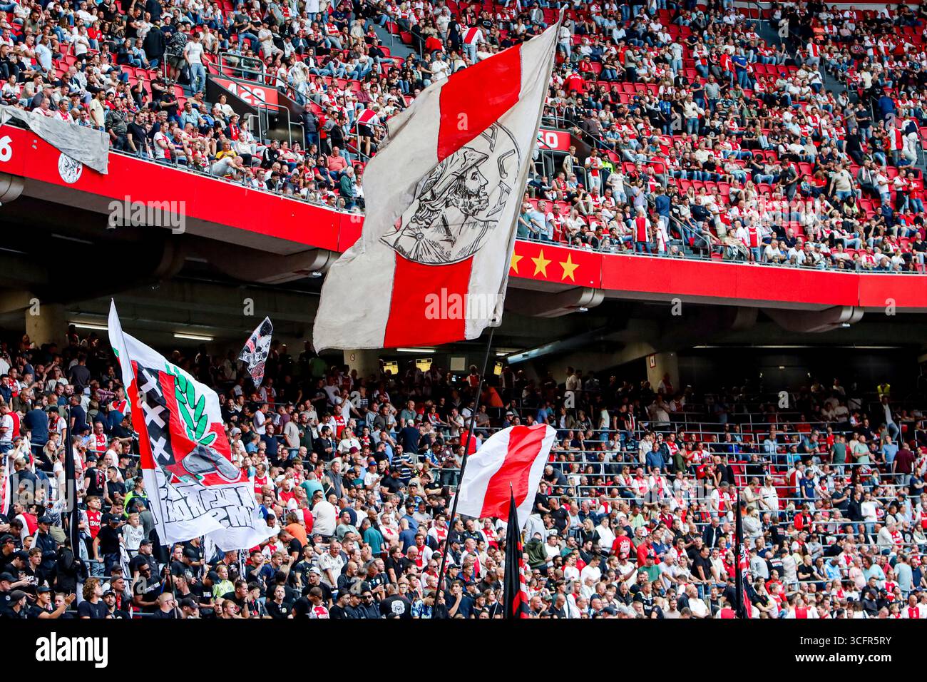 Anhänger des AFC Ajax während des niederländischen Eredivisie-Spiels zwischen AFC Ajax und Heracles Almelo in der Johan Cruijff Arena am 24. August 2025 in Amsterdam. (Quelle: Warz Brinkerhof/MTB-Foto/Alamy Live News) Stockfoto