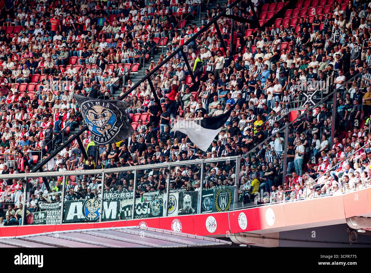 Anhänger von Heracles Almelo während des niederländischen Eredivisie-Spiels zwischen AFC Ajax und Heracles Almelo in der Johan Cruijff Arena am 24. August 2025 in Amsterdam. (Quelle: Warz Brinkerhof/MTB-Foto/Alamy Live News) Stockfoto