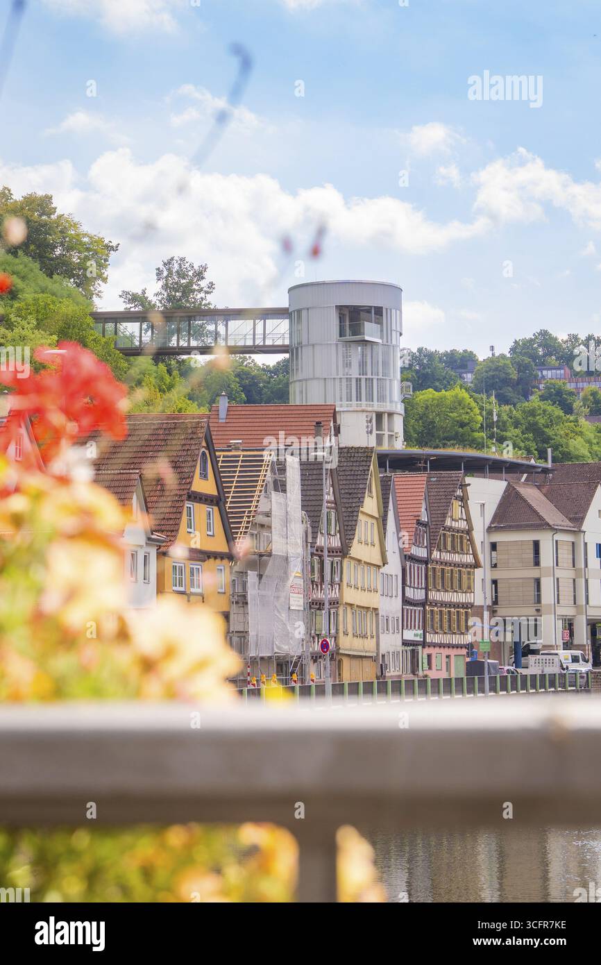 Blick auf den Fluss mit traditionellen Häusern und moderner Architektur unter blauem Himmel, kleine Stadt Perle Calw, Schwarzwald, Deutschland Stockfoto