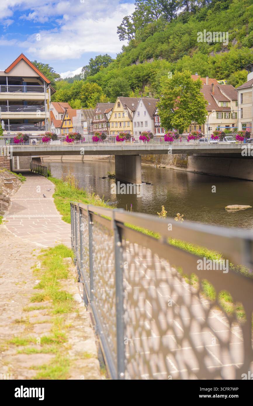 Modernisierte Brücke über einen Fluss in städtischer Umgebung an einem Sommertag, kleine Stadt Perle Calw, Schwarzwald, Deutschland Stockfoto
