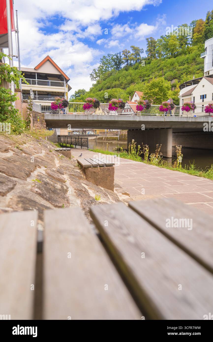 Kleine Stadtbrücke mit Sommerblumen in städtischer Umgebung, kleine Stadtperle Calw, Schwarzwald, Deutschland Stockfoto