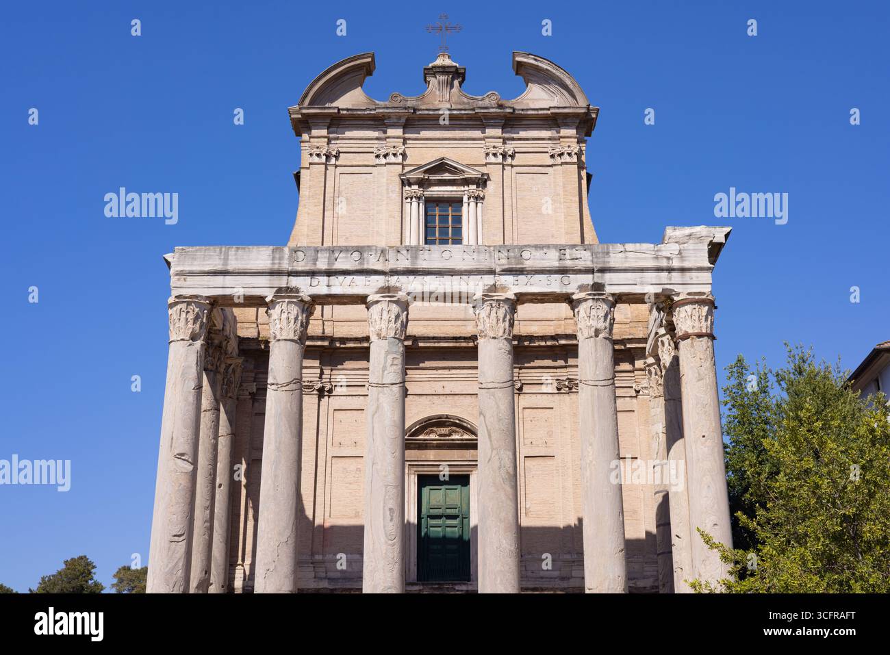 Der Tempel von Antoninus und Faustina in Rom, Italien Stockfoto