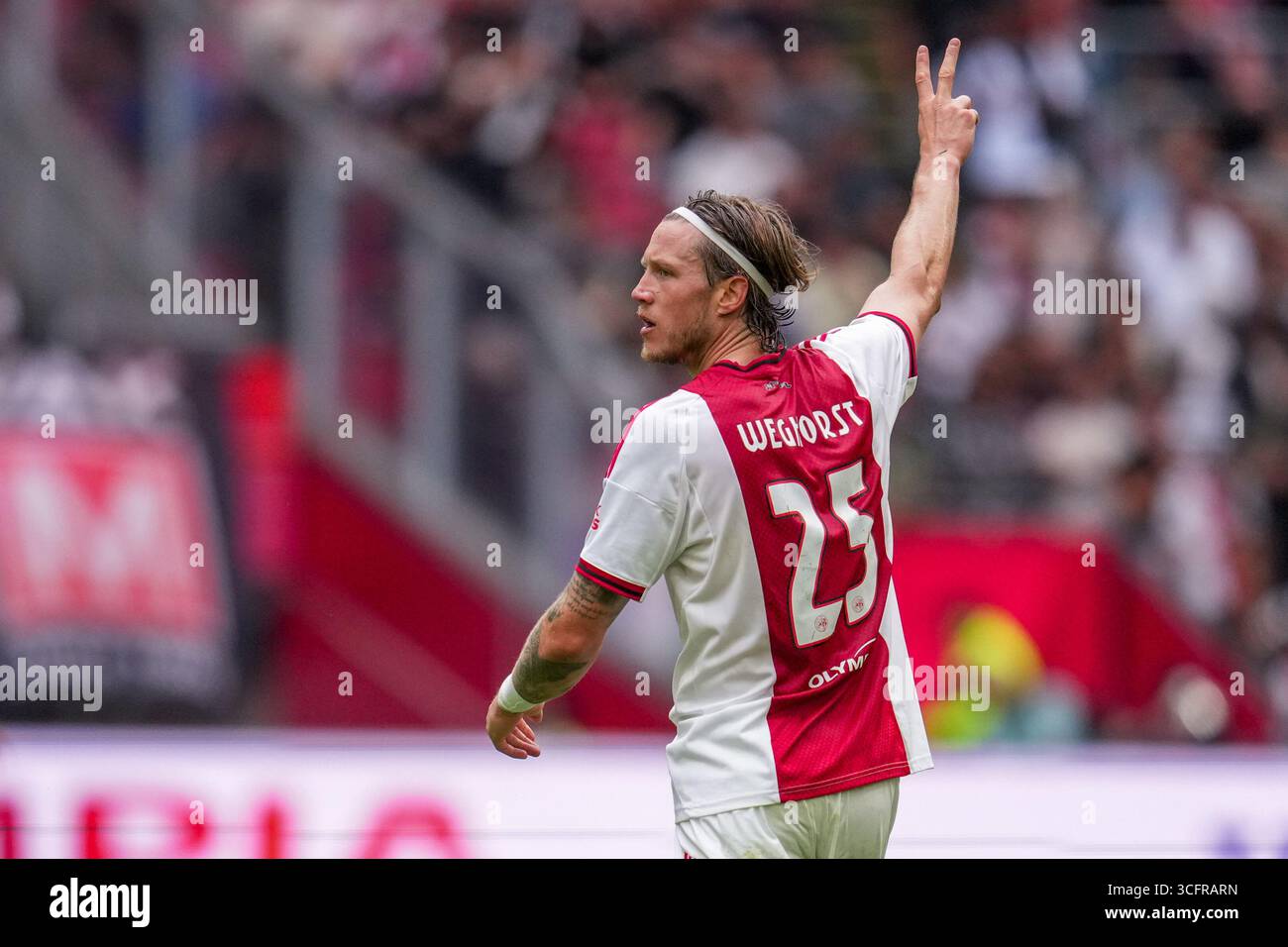 AMSTERDAM, NIEDERLANDE - 24. AUGUST: Wout Weghorst von AFC Ajax Gesten während des niederländischen Eredivisie-Spiels zwischen AFC Ajax und Heracles Almelo in der Johan Cruijff Arena am 24. August 2025 in Amsterdam. (Foto: Patrick Goosen/Orange Pictures) Stockfoto
