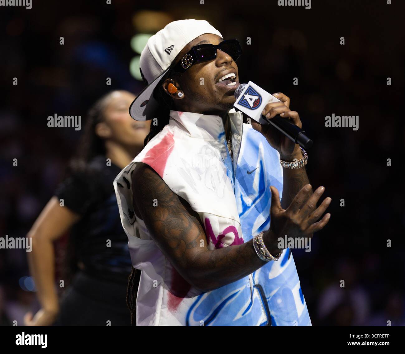 College Park, USA. August 2025. Sänger Jacquees tritt in der Halbzeit während des Basketballspiels zwischen den New York Liberty und den Atlanta Dream am 23. August 2025 in der Gateway Center Arena in College Park, GA, USA auf. (Foto: Lawrence Cooper/SIPA USA) Credit: SIPA US/Alamy Live News Stockfoto