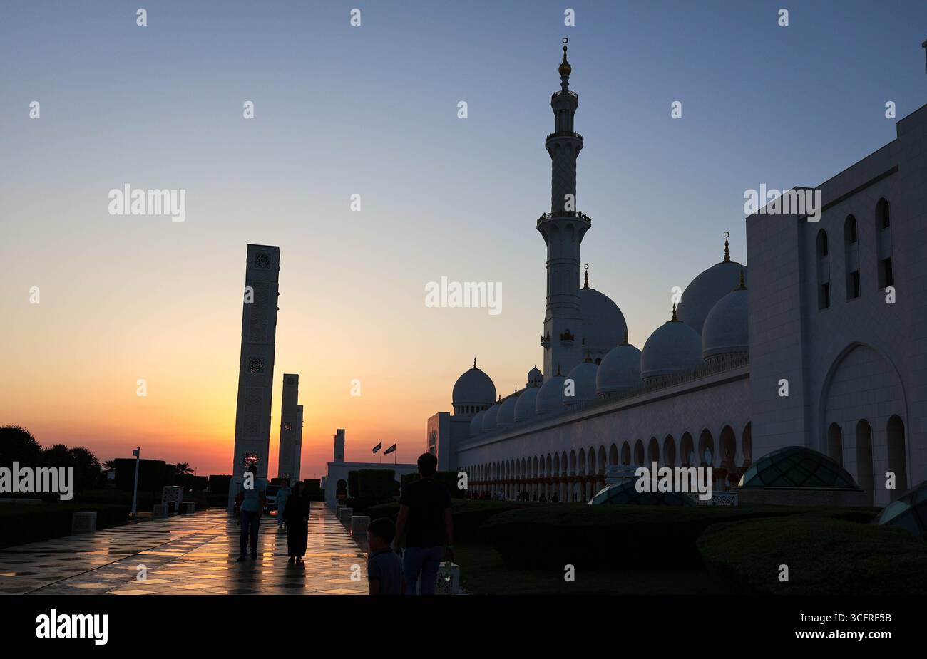 Herrliche Scheich-Zayed-Moschee in Abu Dhabi mit atemberaubendem Interieur, islamischem Design und kultureller Schönheit. Stockfoto