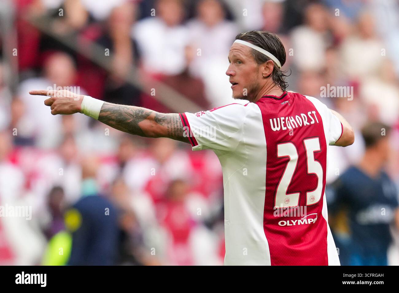 AMSTERDAM, NIEDERLANDE - 24. AUGUST: Wout Weghorst von AFC Ajax reagiert während des niederländischen Eredivisie-Spiels zwischen AFC Ajax und Heracles Almelo in der Johan Cruijff Arena am 24. August 2025 in Amsterdam. (Foto: Patrick Goosen/Orange Pictures) Stockfoto