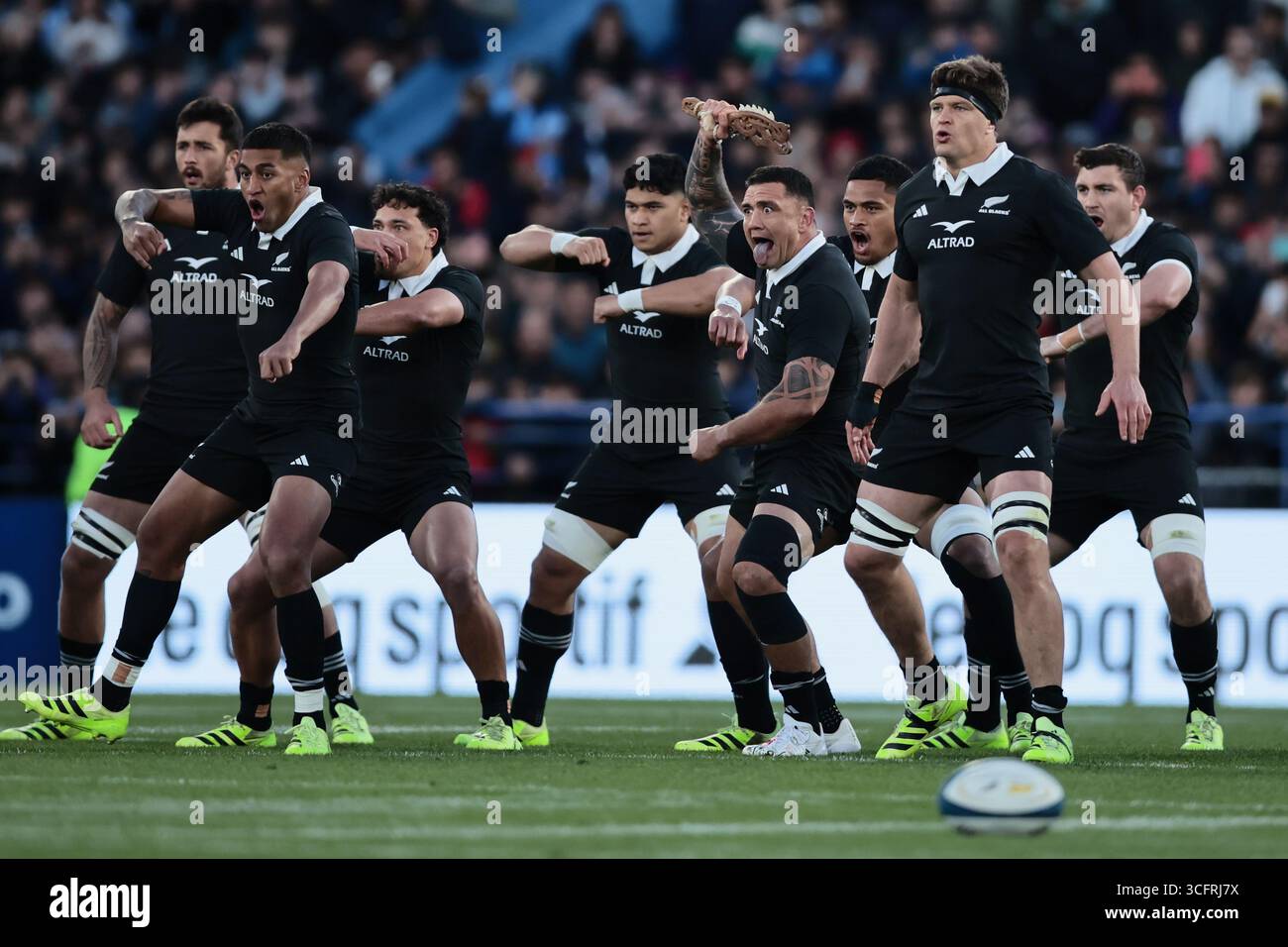 Buenos Aires, Argentinien – 23. August 2025: Alle Schwarzen Haka. Die argentinische Rugby-Nationalmannschaft Los Pumas tritt im José Amalfitani Stadium in Buenos Aires gegen die Neuseeländer All Blacks an. Dies ist das letzte Heimspiel der Mannschaft gegen die All Blacks im aktuellen Format des Turniers, das 2026 endet. Nach historischen Siegen gegen Neuseeland (2020, 2022, 2024) strebt Los Pumas den ersten Sieg auf argentinischem Boden an. Quelle: UNAR Photo/Alamy Live News Stockfoto