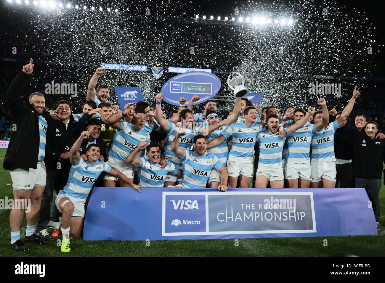 Buenos Aires, Argentinien – 23. August 2025: Die argentinische Rugby-Nationalmannschaft Los Pumas trifft sich im José Amalfitani Stadium in Buenos Aires gegen die Neuseeländer All Blacks. Dies ist das letzte Heimspiel der Mannschaft gegen die All Blacks im aktuellen Format des Turniers, das 2026 endet. Nach historischen Siegen gegen Neuseeland (2020, 2022, 2024) strebt Los Pumas den ersten Sieg auf argentinischem Boden an. Quelle: UNAR Photo/Alamy Live News Stockfoto