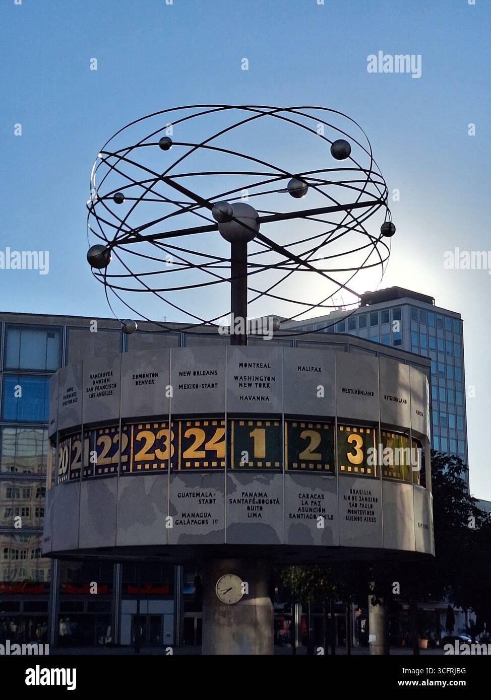 Vertikale Nahaufnahme der legendären Weltzeituhr am Alexanderplatz in Berlin Stockfoto