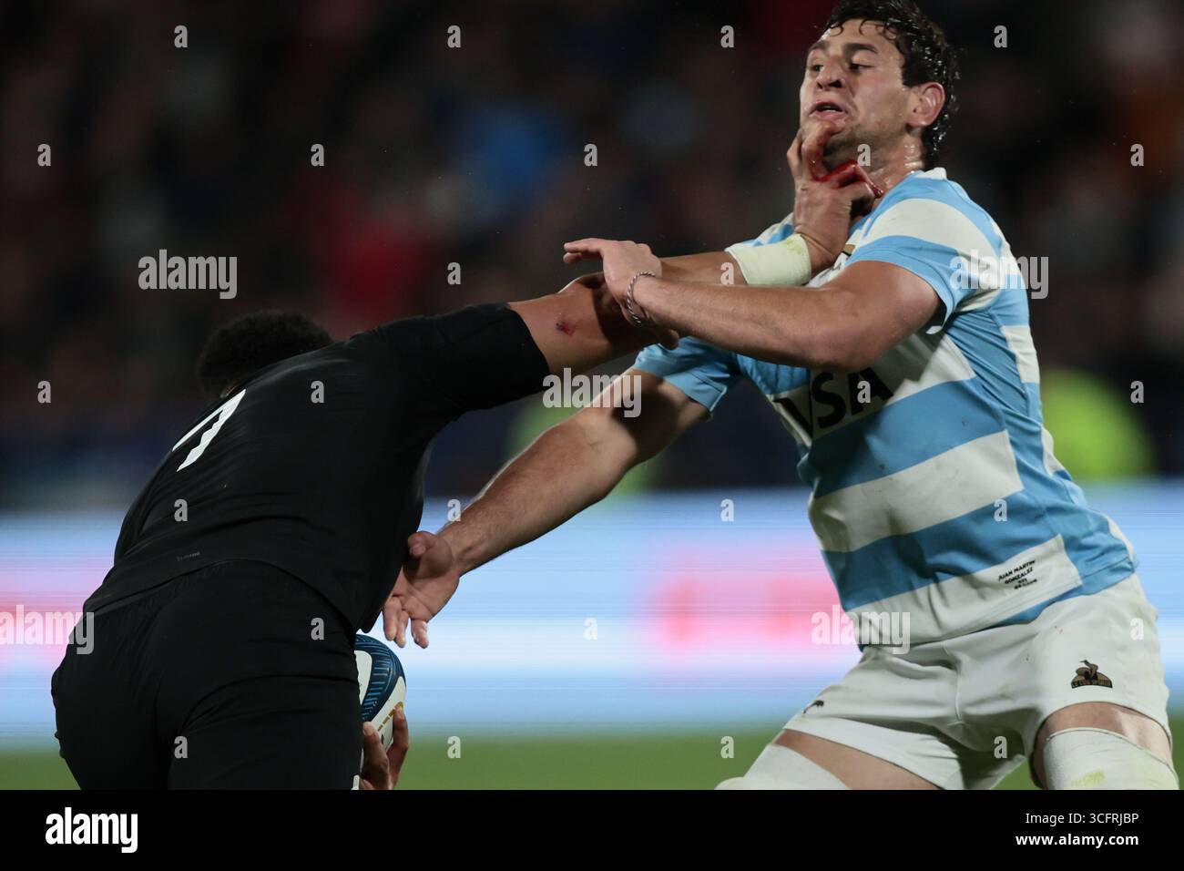 Buenos Aires, Argentinien – 23. August 2025: Die argentinische Rugby-Nationalmannschaft Los Pumas trifft sich im José Amalfitani Stadium in Buenos Aires gegen die Neuseeländer All Blacks. Dies ist das letzte Heimspiel der Mannschaft gegen die All Blacks im aktuellen Format des Turniers, das 2026 endet. Nach historischen Siegen gegen Neuseeland (2020, 2022, 2024) strebt Los Pumas den ersten Sieg auf argentinischem Boden an. Quelle: UNAR Photo/Alamy Live News Stockfoto