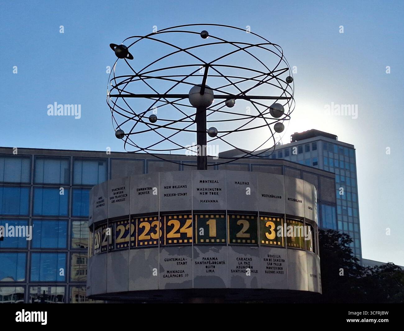Die Urania Weltzeituhr ist eine historische Wahrzeichen-Uhr am Berliner Alexanderplatz, deren Metall-Rotunde die globale Zeit anzeigt. Stockfoto