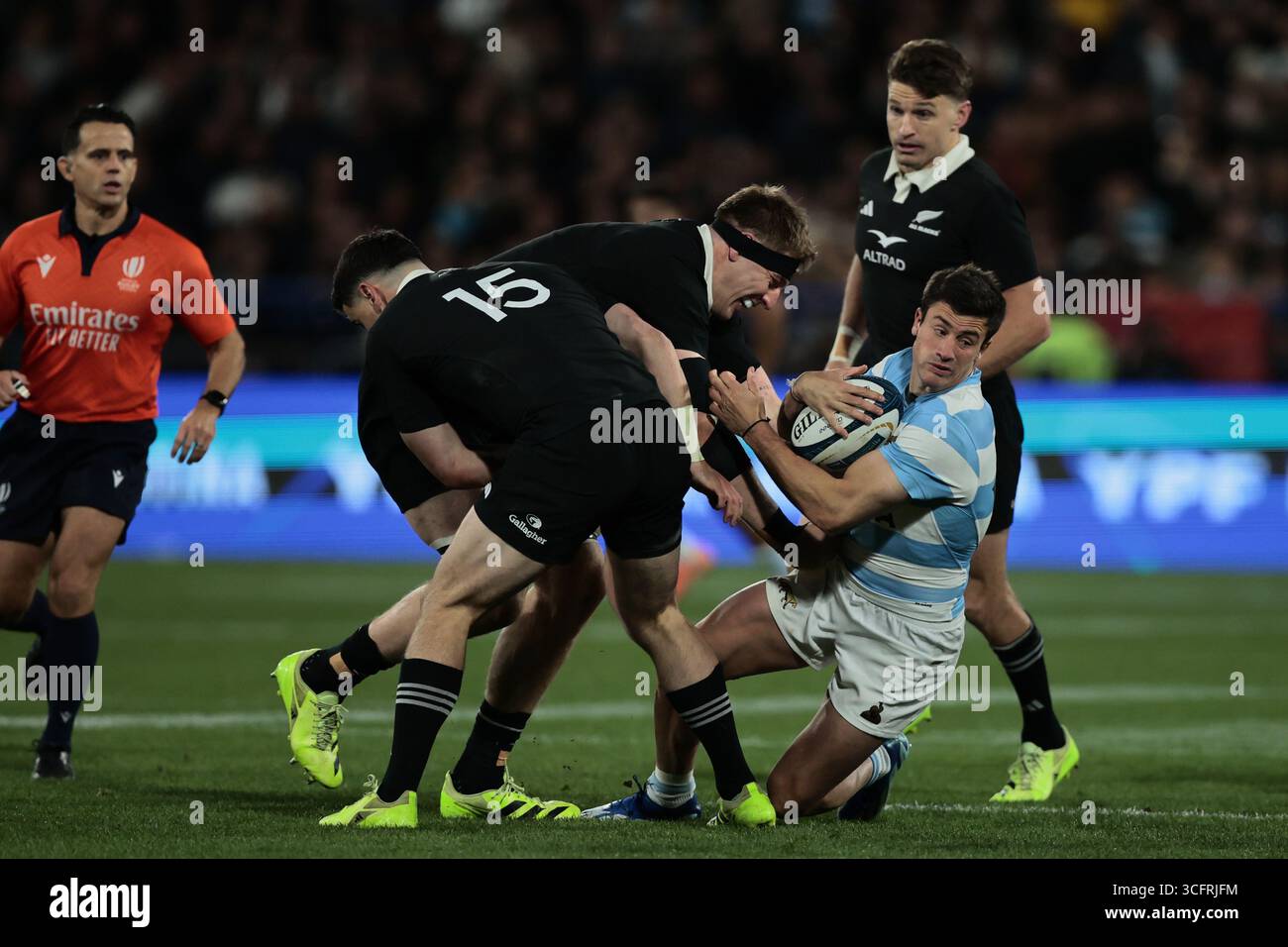 Buenos Aires, Argentinien – 23. August 2025: Die argentinische Rugby-Nationalmannschaft Los Pumas trifft sich im José Amalfitani Stadium in Buenos Aires gegen die Neuseeländer All Blacks. Dies ist das letzte Heimspiel der Mannschaft gegen die All Blacks im aktuellen Format des Turniers, das 2026 endet. Nach historischen Siegen gegen Neuseeland (2020, 2022, 2024) strebt Los Pumas den ersten Sieg auf argentinischem Boden an. Quelle: UNAR Photo/Alamy Live News Stockfoto