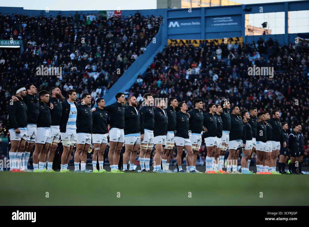 Buenos Aires, Argentinien – 23. August 2025: Die argentinische Rugby-Nationalmannschaft Los Pumas trifft sich im José Amalfitani Stadium in Buenos Aires gegen die Neuseeländer All Blacks. Dies ist das letzte Heimspiel der Mannschaft gegen die All Blacks im aktuellen Format des Turniers, das 2026 endet. Nach historischen Siegen gegen Neuseeland (2020, 2022, 2024) strebt Los Pumas den ersten Sieg auf argentinischem Boden an. Quelle: UNAR Photo/Alamy Live News Stockfoto