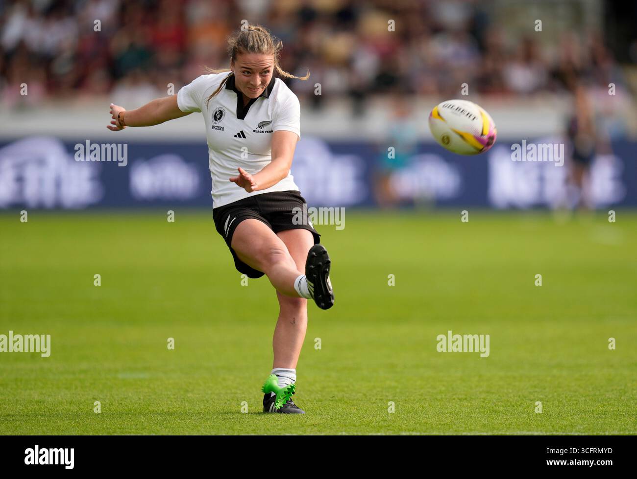 Renee Holmes, Neuseeländer, absolvierte den zweiten Versuch beim Spiel der Frauen-Rugby-Weltmeisterschaft 2025 im Pool C im York Community Stadium. Bilddatum: Sonntag, 24. August 2025. Stockfoto