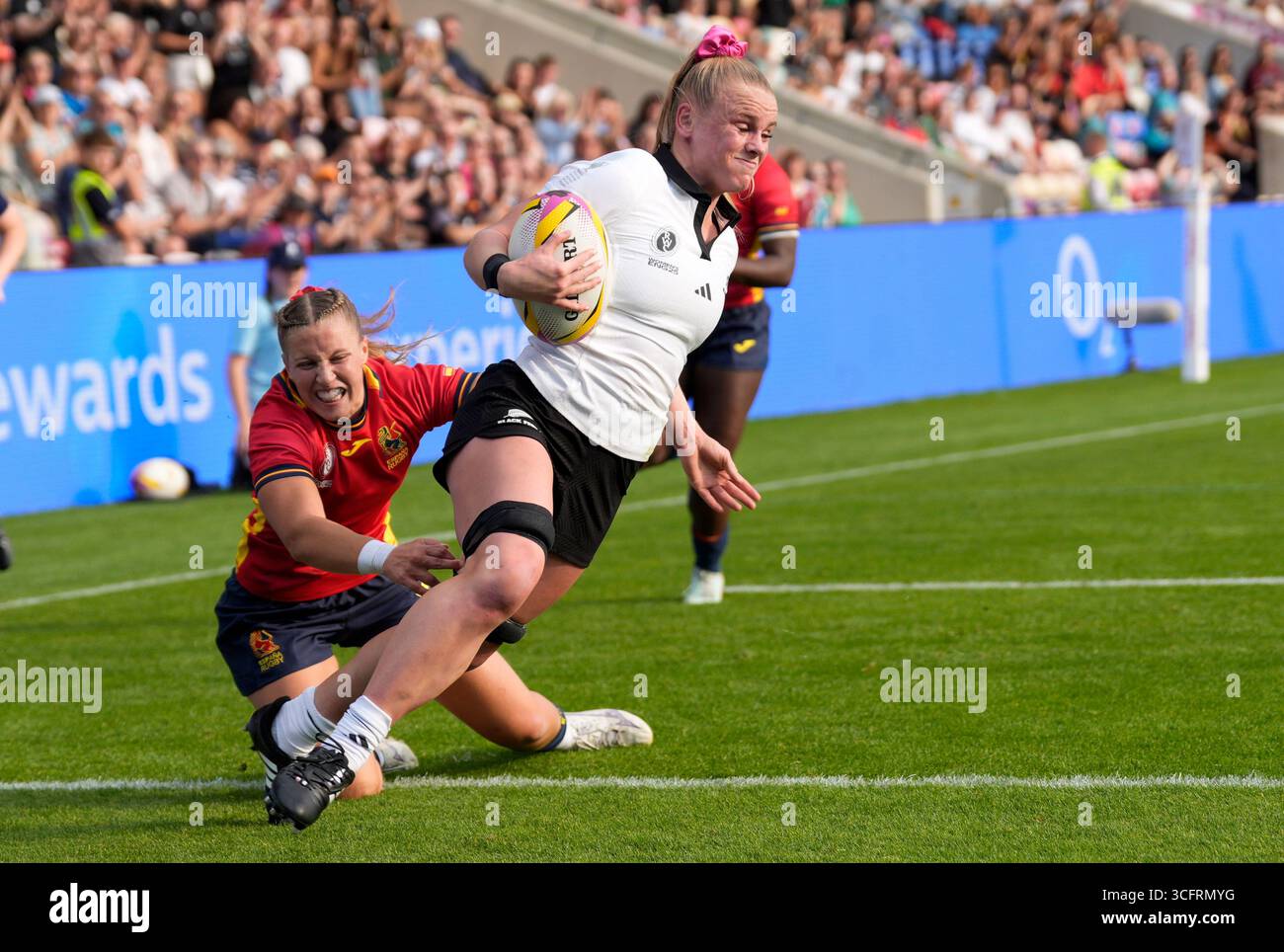 Die Neuseelängerin Jorja Miller erzielte ihren zweiten Versuch beim Spiel der Frauen-Rugby-Weltmeisterschaft 2025 im Pool C im York Community Stadium. Bilddatum: Sonntag, 24. August 2025. Stockfoto