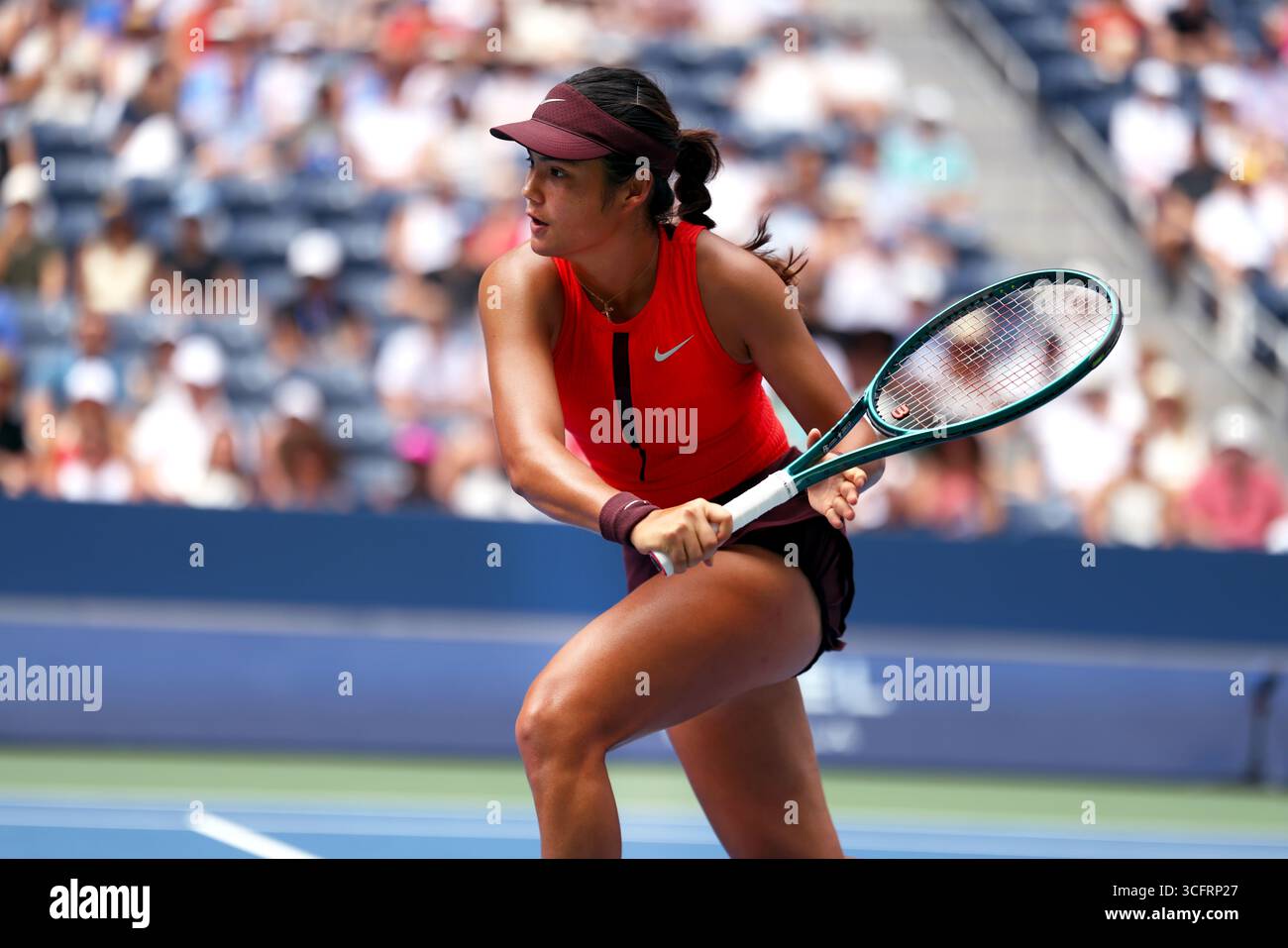 Flushing Meadows, New York, USA. August 2025. Die britische Emma Raducanu startet am Eröffnungstag bei den US Open einen Rückhand-Volley gegen Ena Shibahra aus Japan. Raducanu gewann das Spiel in Folge, um in die zweite Runde vorzustoßen. Quelle: Adam Stoltman/Alamy Live News Stockfoto Flushing Meadows, New York, USA. August 2025. Die britische Emma Raducanu startet am Eröffnungstag bei den US Open einen Rückhand-Volley gegen Ena Shibahra aus Japan. Raducanu gewann das Spiel in Folge, um in die zweite Runde vorzustoßen. Quelle: Adam Stoltman/Alamy Live News Stockfoto