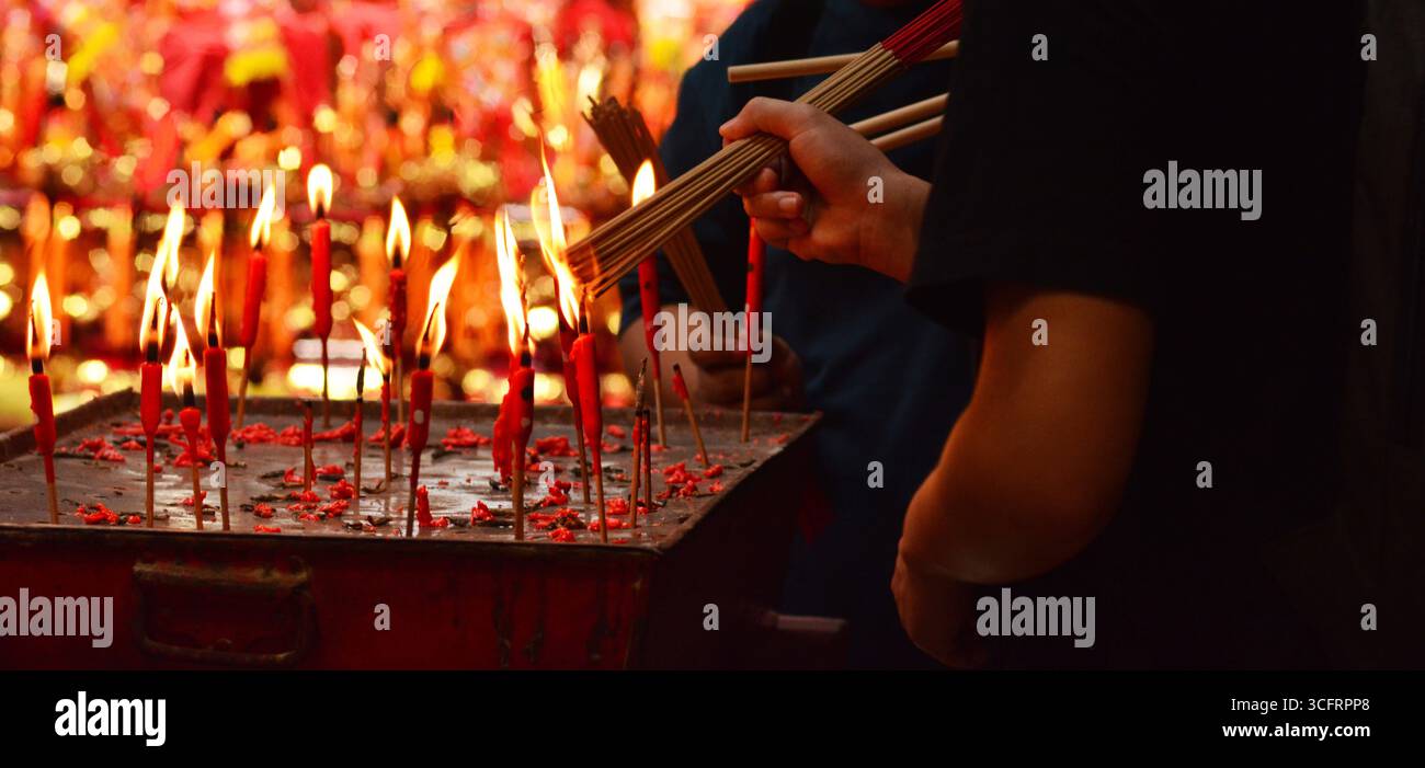 KUALA LUMPUR MALAYSIA 24/8/2025 .Hungry Ghost Festival 2025: Bedeutung, Rituale und TaboosDas Hungry Ghost Festival ist ein traditionelles taoistisches und buddhistisches Ereignis, das hauptsächlich von chinesischen Gemeinschaften beobachtet wird. Nach Meinung der Meinung öffnen sich hier die Tore der Hölle, sodass Geister in die Welt zurückkehren können. Die Ursprünge des Hungry Ghost Festivals können auf alte chinesische Folklore und buddhistische Texte zurückverfolgt werden. Nach der taoistischen Überzeugung werden in diesem Monat Geister vorübergehend aus der Unterwelt befreit. In buddhistischer Tradition stammt es aus dem Ullambana Sutra, wo ein Schüler, Maudgalyayana, Essen anbietet Stockfoto