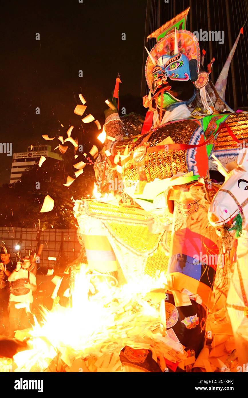 KUALA LUMPUR MALAYSIA 24/8/2025 .Hungry Ghost Festival 2025: Bedeutung, Rituale und TaboosDas Hungry Ghost Festival ist ein traditionelles taoistisches und buddhistisches Ereignis, das hauptsächlich von chinesischen Gemeinschaften beobachtet wird. Nach Meinung der Meinung öffnen sich hier die Tore der Hölle, sodass Geister in die Welt zurückkehren können. Die Ursprünge des Hungry Ghost Festivals können auf alte chinesische Folklore und buddhistische Texte zurückverfolgt werden. Nach der taoistischen Überzeugung werden in diesem Monat Geister vorübergehend aus der Unterwelt befreit. In buddhistischer Tradition stammt es aus dem Ullambana Sutra, wo ein Schüler, Maudgalyayana, Essen anbietet Stockfoto