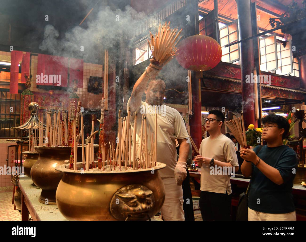 KUALA LUMPUR MALAYSIA 24/8/2025 .Hungry Ghost Festival 2025: Bedeutung, Rituale und TaboosDas Hungry Ghost Festival ist ein traditionelles taoistisches und buddhistisches Ereignis, das hauptsächlich von chinesischen Gemeinschaften beobachtet wird. Nach Meinung der Meinung öffnen sich hier die Tore der Hölle, sodass Geister in die Welt zurückkehren können. Die Ursprünge des Hungry Ghost Festivals können auf alte chinesische Folklore und buddhistische Texte zurückverfolgt werden. Nach der taoistischen Überzeugung werden in diesem Monat Geister vorübergehend aus der Unterwelt befreit. In buddhistischer Tradition stammt es aus dem Ullambana Sutra, wo ein Schüler, Maudgalyayana, Essen anbietet Stockfoto