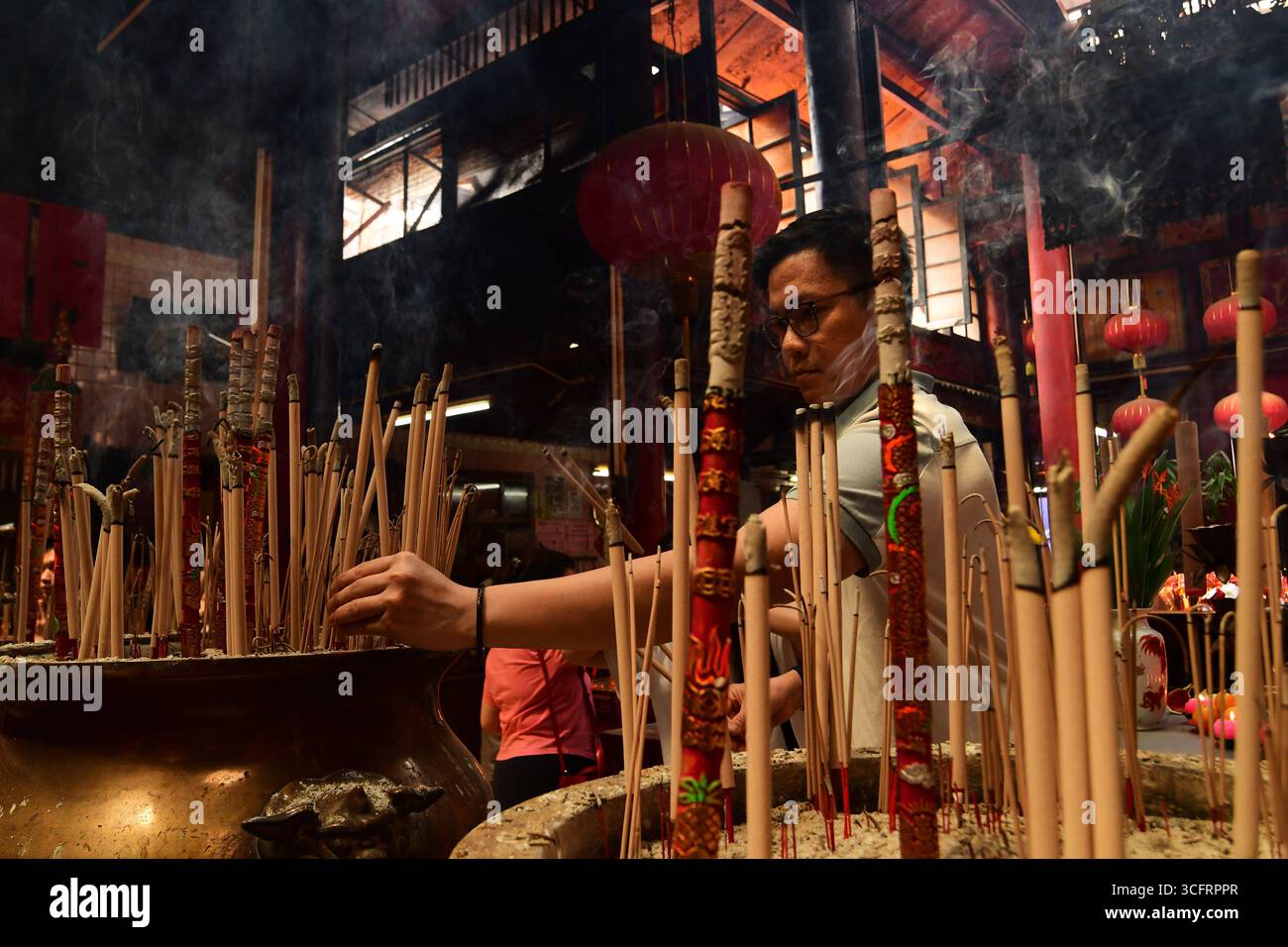 KUALA LUMPUR MALAYSIA 24/8/2025 .Hungry Ghost Festival 2025: Bedeutung, Rituale und TaboosDas Hungry Ghost Festival ist ein traditionelles taoistisches und buddhistisches Ereignis, das hauptsächlich von chinesischen Gemeinschaften beobachtet wird. Nach Meinung der Meinung öffnen sich hier die Tore der Hölle, sodass Geister in die Welt zurückkehren können. Die Ursprünge des Hungry Ghost Festivals können auf alte chinesische Folklore und buddhistische Texte zurückverfolgt werden. Nach der taoistischen Überzeugung werden in diesem Monat Geister vorübergehend aus der Unterwelt befreit. In buddhistischer Tradition stammt es aus dem Ullambana Sutra, wo ein Schüler, Maudgalyayana, Essen anbietet Stockfoto