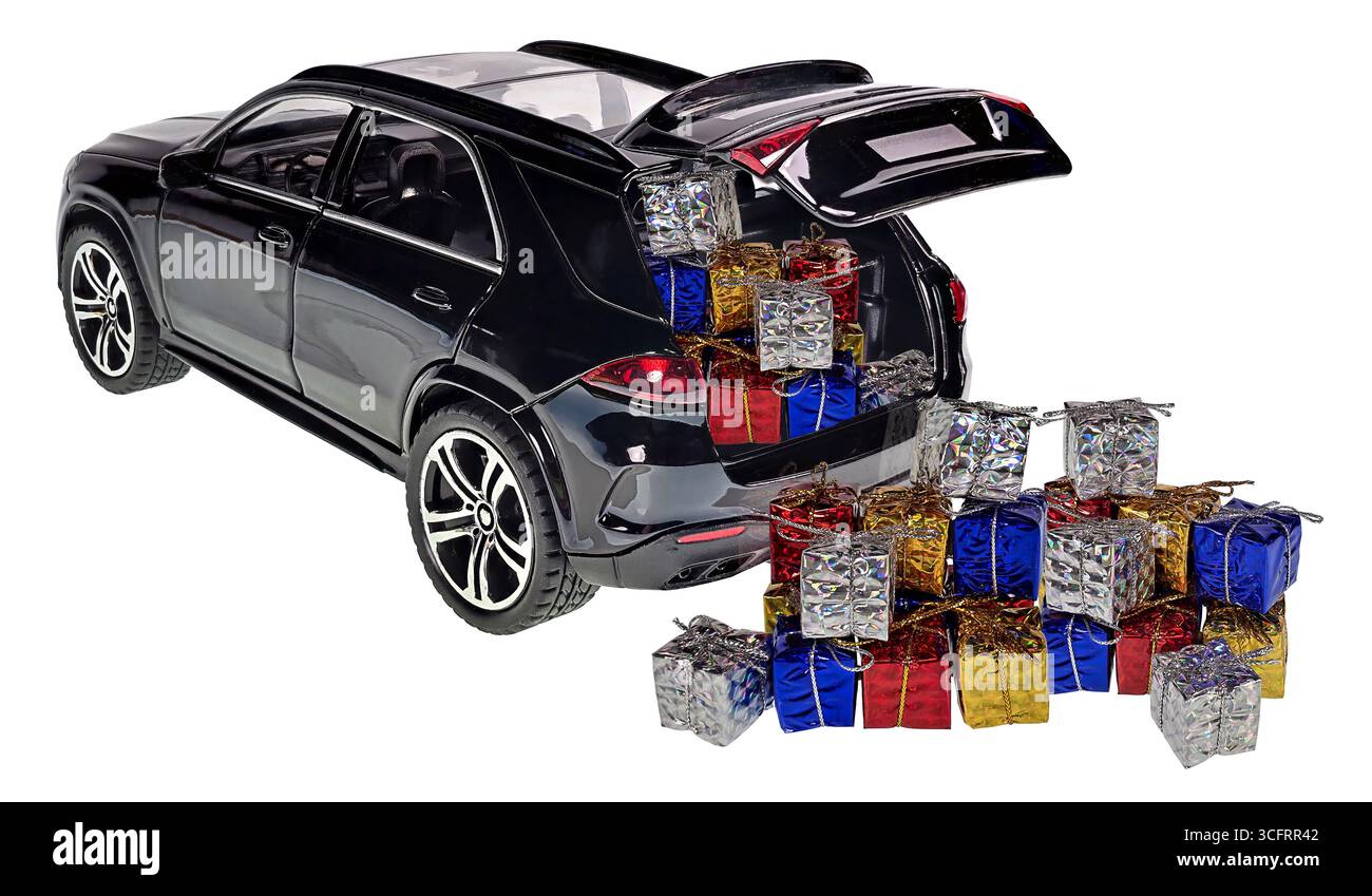 Auto voller farbenfroher Geschenkverpackungen mit Schleifen Stockfoto