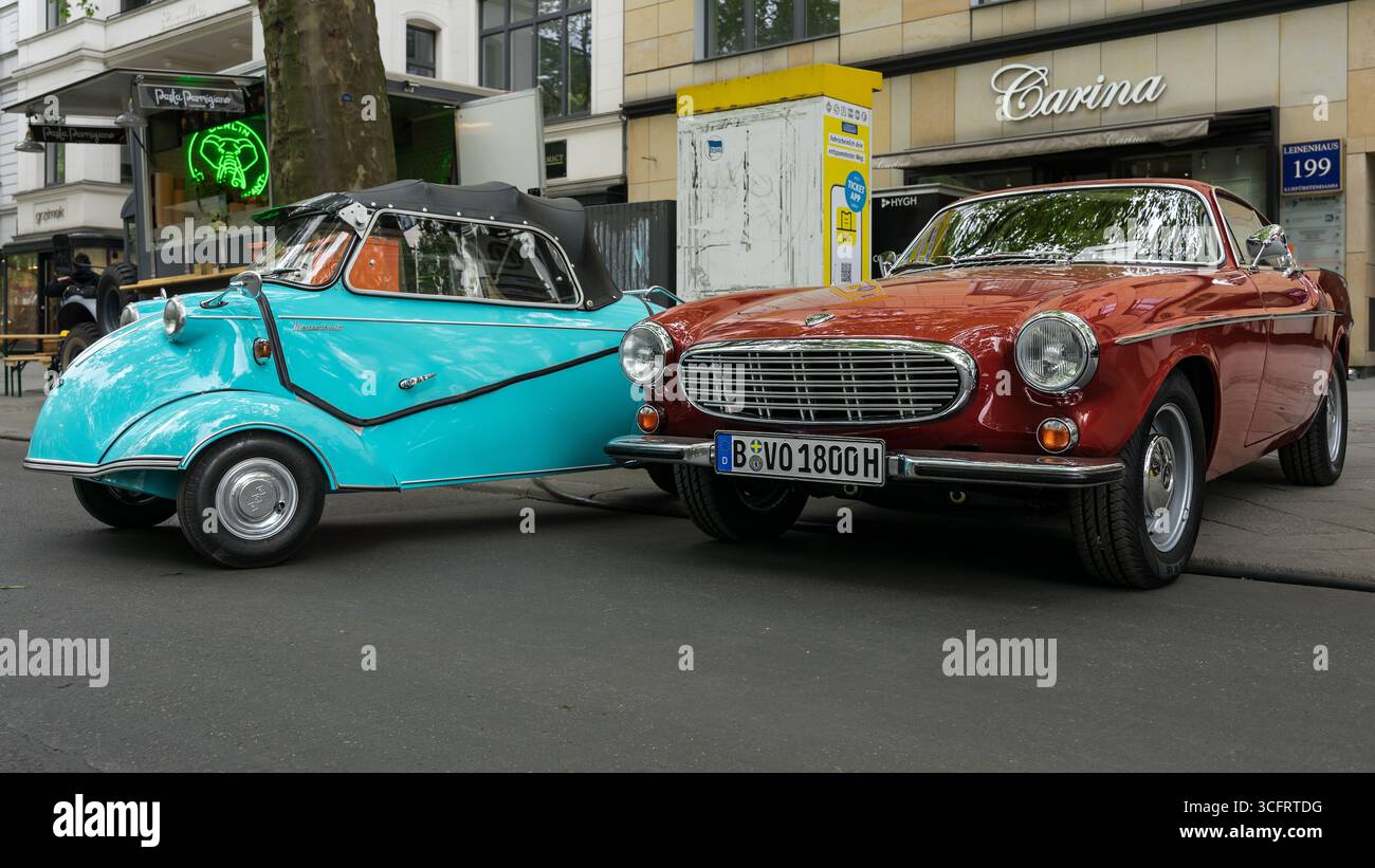 BERLIN - 10. MAI 2025: Volvo P1800 Sportwagen und Messerschmitt KR200 Mikroauto im Hintergrund. Classic Days Berlin. Stockfoto
