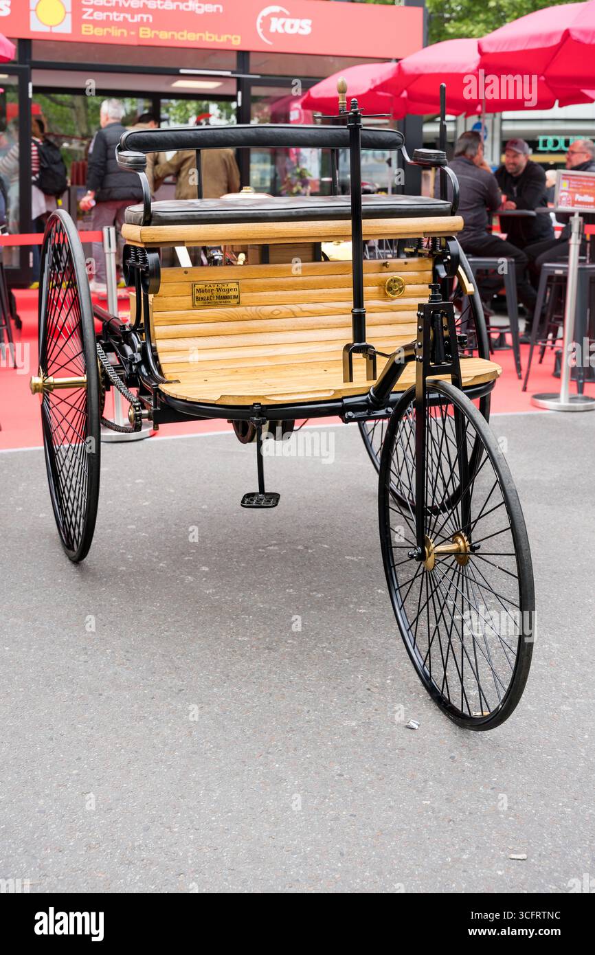 BERLIN - 10. MAI 2025: Das historische Automobil Benz Patent-Motorwagen, 1886. Classic Days Berlin. Stockfoto