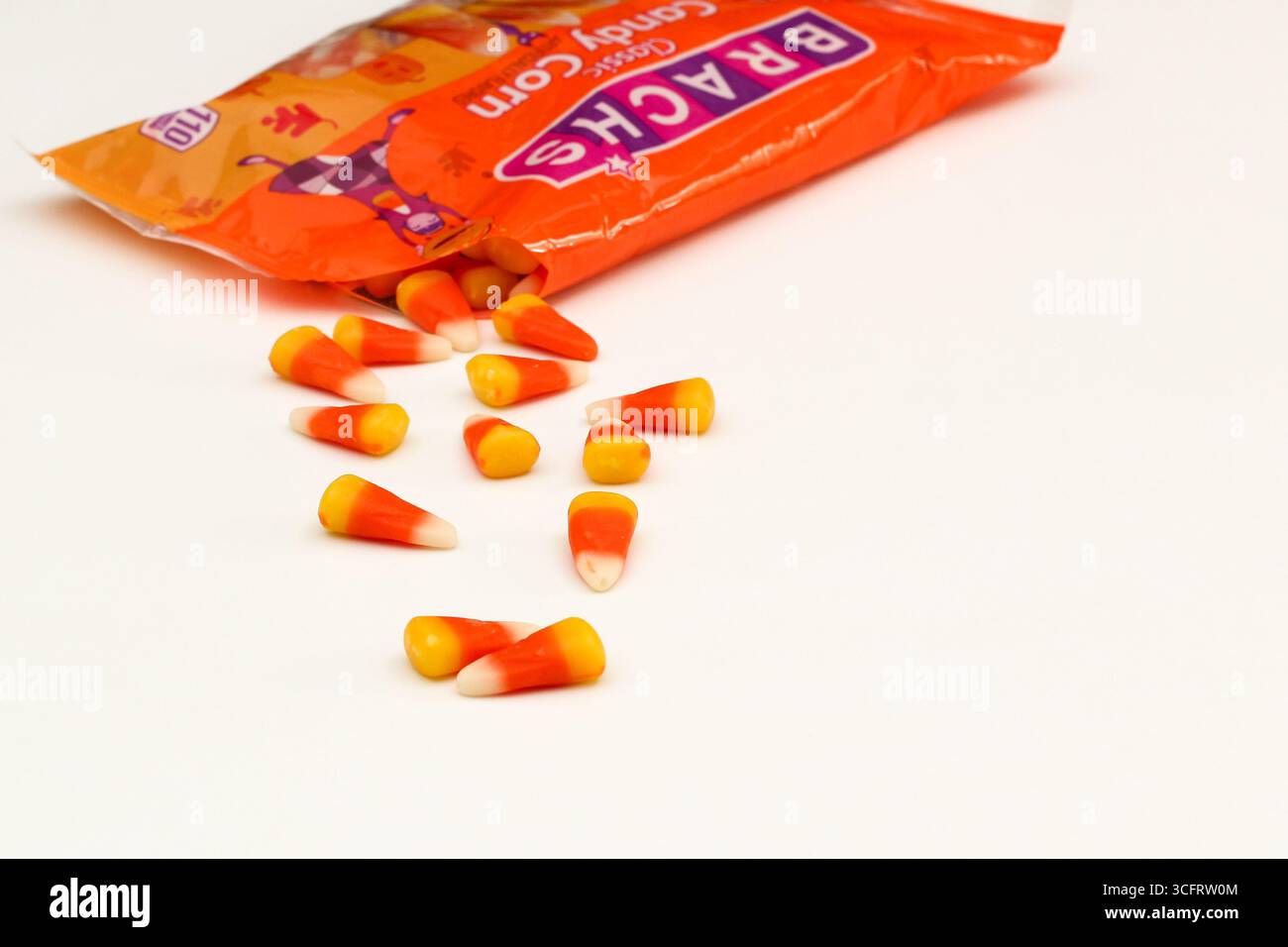 Houston, Texas, USA - 8. August 2025: Eine Tüte Brach's Classic Candy Corn Stockfoto