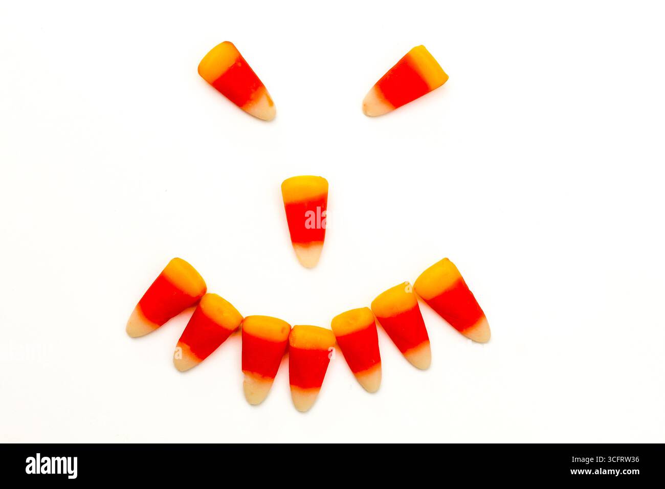 Candy Corn in einem unheimlichen, lächelnden Gesicht Stockfoto