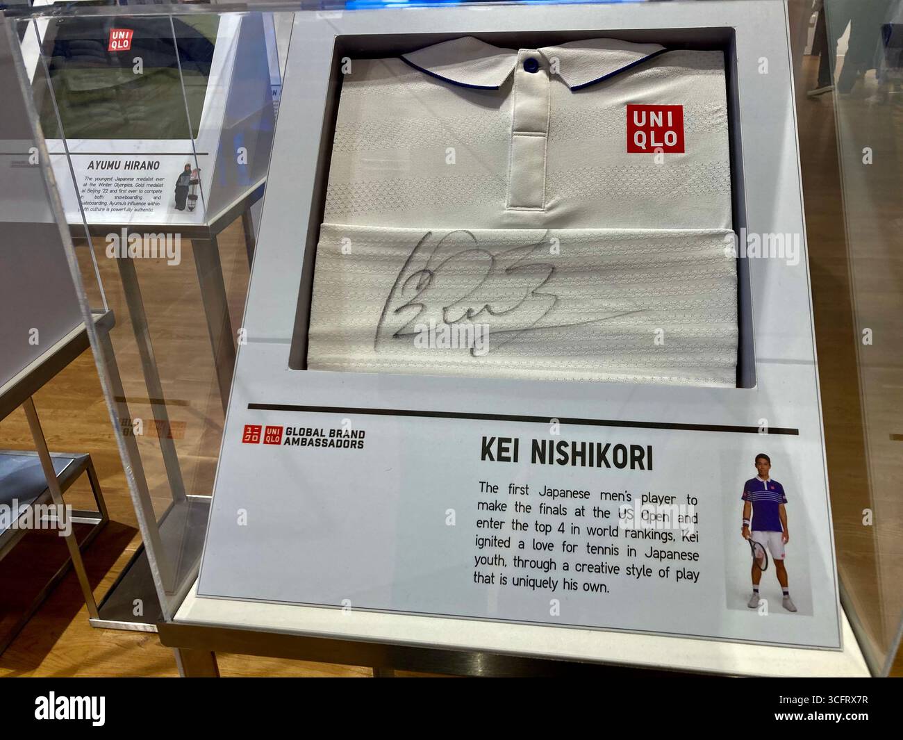 Signatur des japanischen Tennisprofis Kei Nishikori in Sportbekleidung, die in UNIQLO Liverpool gezeigt wird Stockfoto Signatur des japanischen Tennisprofis Kei Nishikori in Sportbekleidung, die in UNIQLO Liverpool gezeigt wird Stockfoto