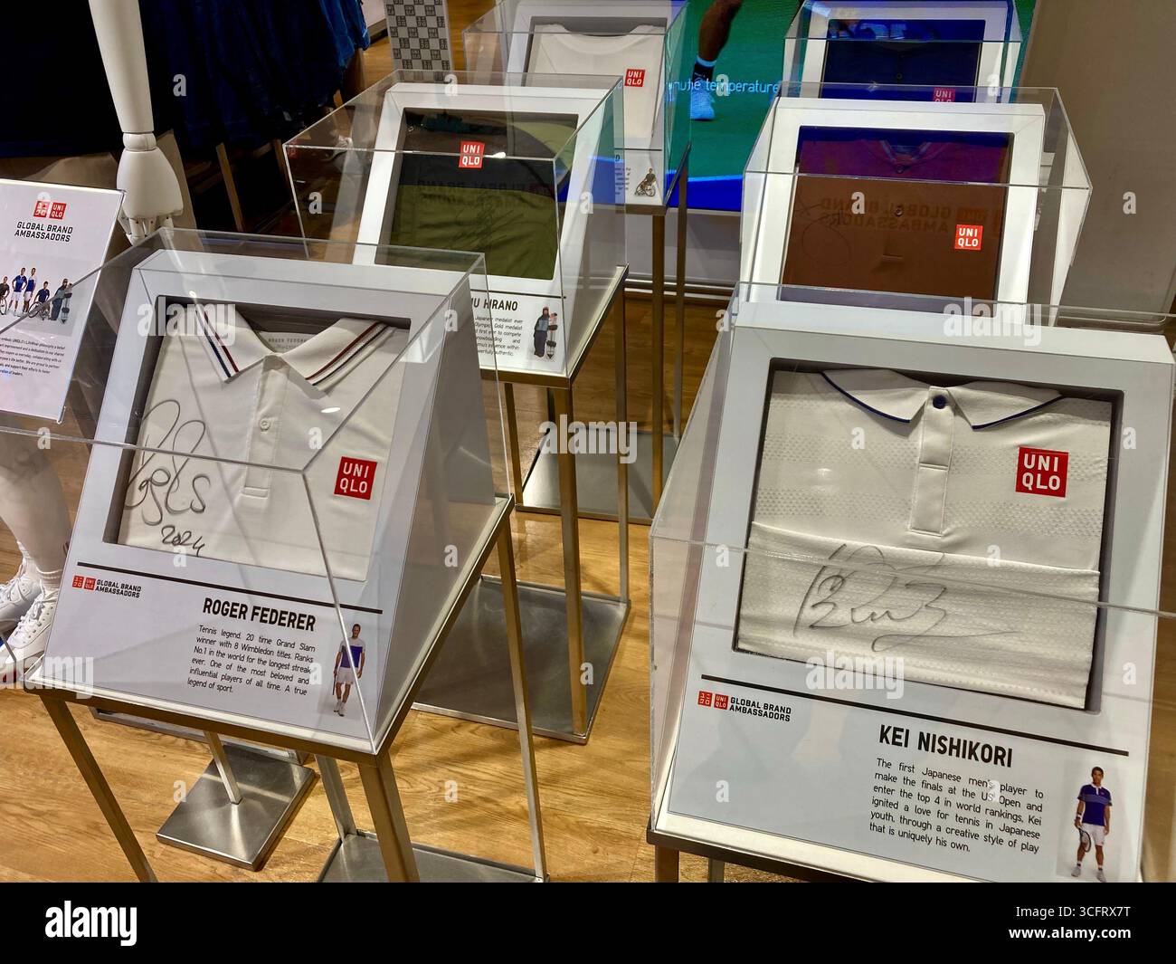 Signatur des Weltsportlers Roger Federer und Kei Nishikori in Sportbekleidung, die in UNIQLO Liverpool gezeigt werden Stockfoto Signatur des Weltsportlers Roger Federer und Kei Nishikori in Sportbekleidung, die in UNIQLO Liverpool gezeigt werden Stockfoto