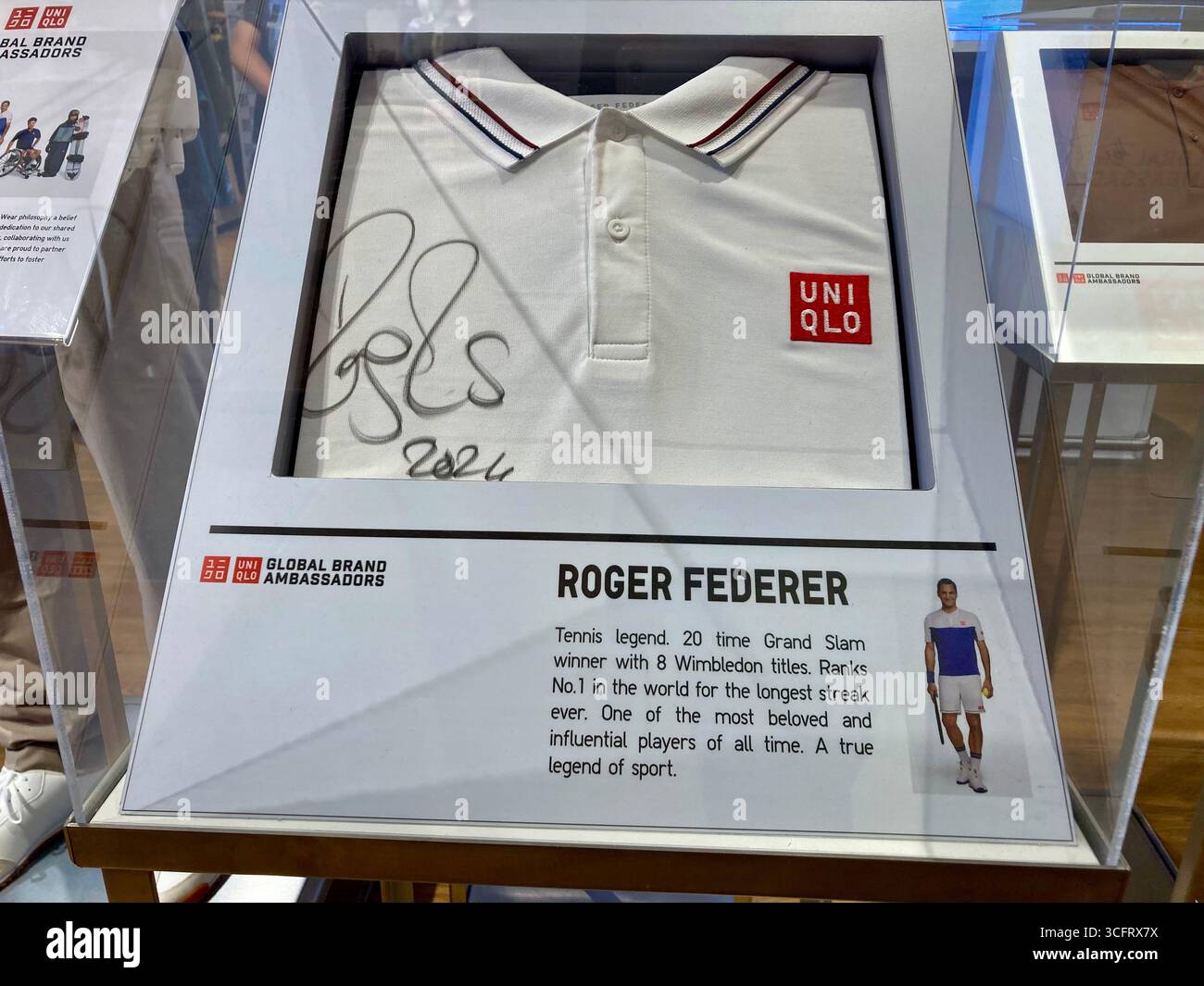Einer der weltweiten Markenbotschafter von UNIQLO, Roger Federer, ist seine Unterschrift für Sportbekleidung, die in UNIQLO Liverpool gezeigt wird Stockfoto Einer der weltweiten Markenbotschafter von UNIQLO, Roger Federer, ist seine Unterschrift für Sportbekleidung, die in UNIQLO Liverpool gezeigt wird Stockfoto