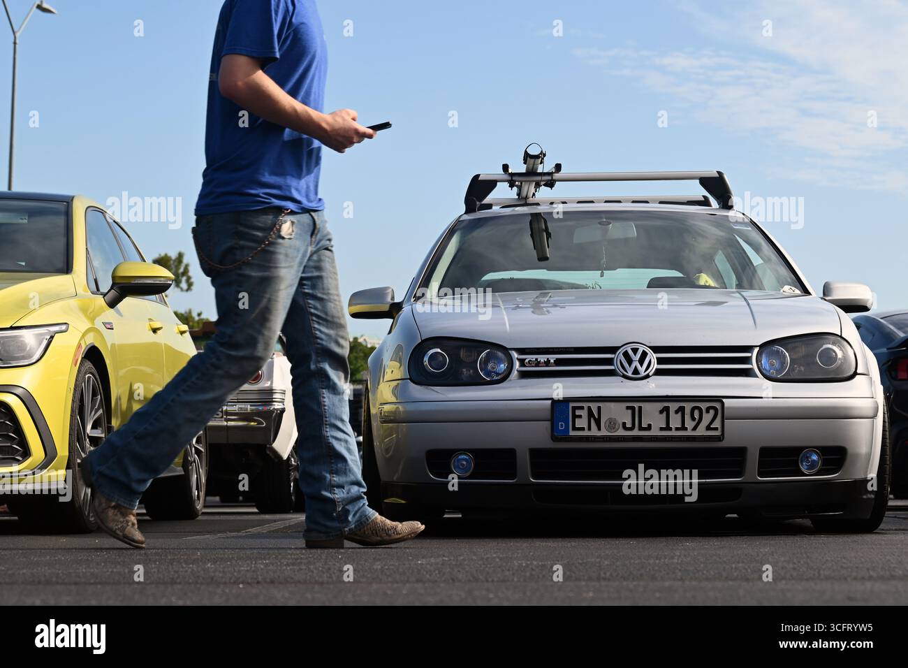 Raleigh, North Carolina, USA, 24. August 2025, bei der monatlich stattfindenden Veranstaltung „Cars and Coffee“ in Raleigh treffen sich Autofans, um die exotischen und klassischen Autos zu sehen. Credit D Guest Smith / Alamy Live News Stockfoto