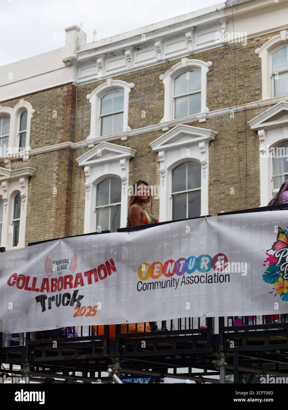Hübsche Frau auf einem Karnevalswagen lächelt während des Notting Hill Carnival, London. England, 25. August 2025 Stockfoto