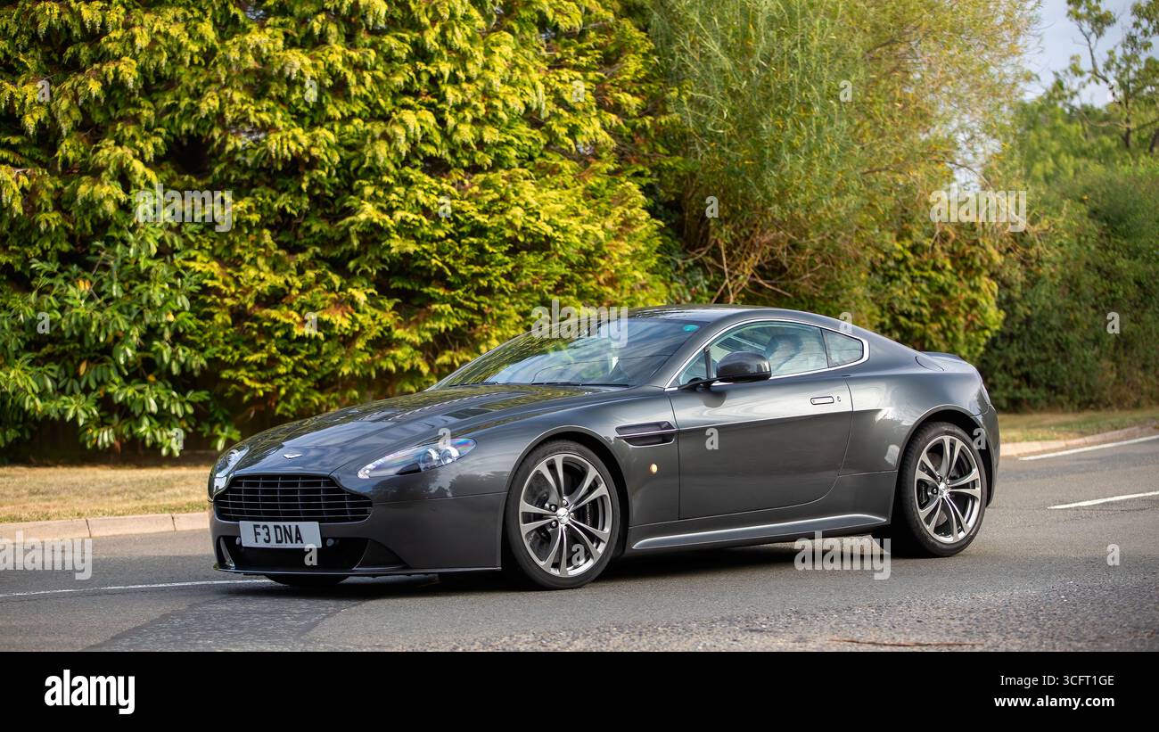 Whittlebury, Norhants, UK - 23. August 2025: 2013 Aston Martin Vantage V12 Auto auf einer britischen Straße Stockfoto