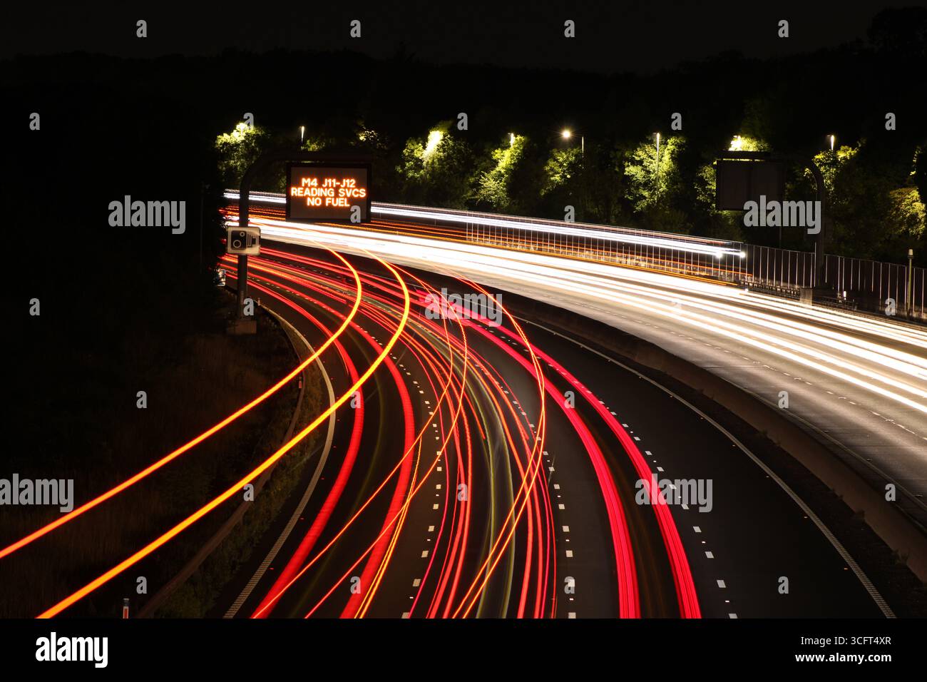 Fahrzeuge, die an einem elektronischen Matrixschild auf der M4 vorbeifahren, das beim Lesedienst KEINEN KRAFTSTOFF anzeigt. Reading, Berkshire. Stockfoto