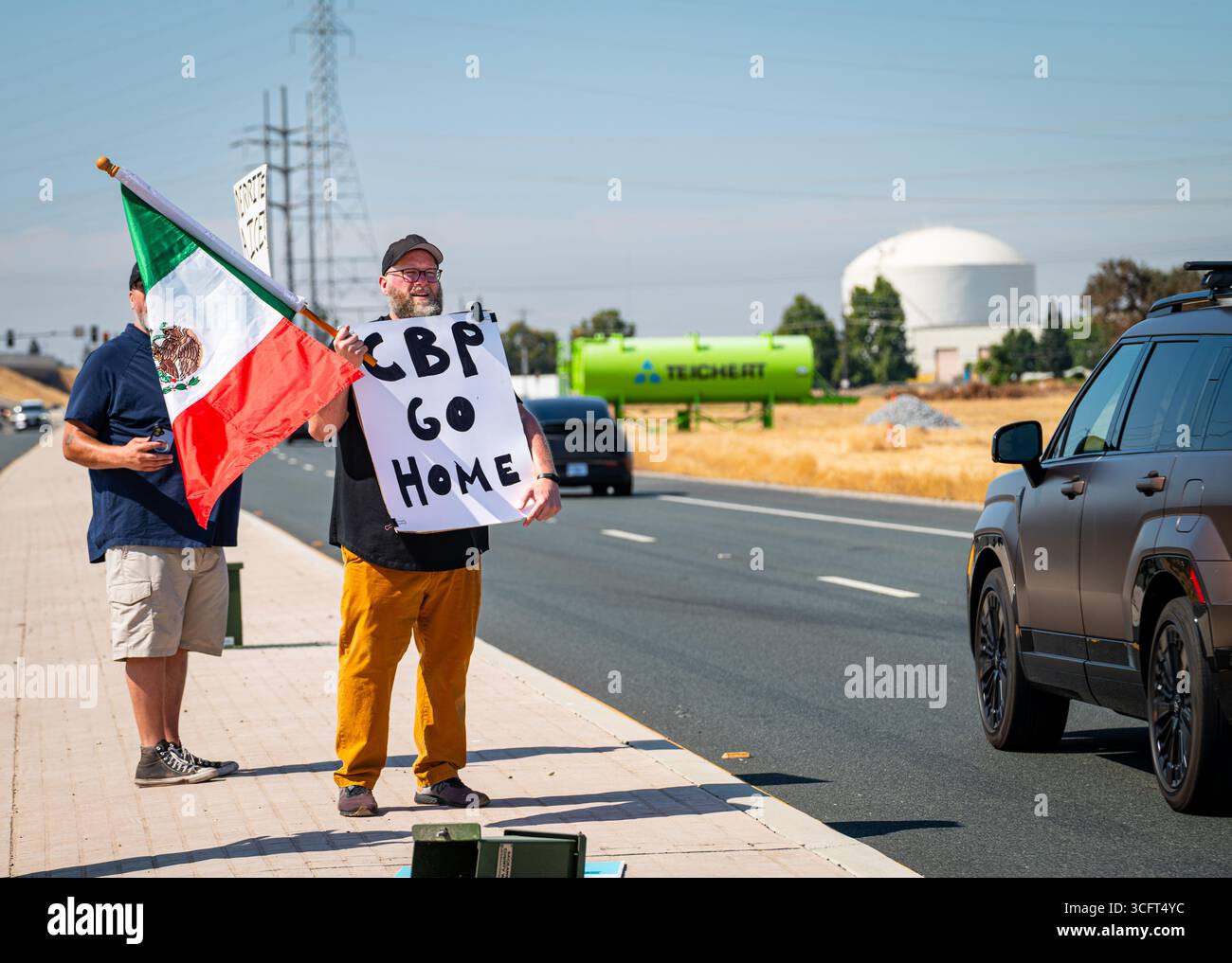 Ein Demonstrant hält ein Anti-CBP-Schild und eine mexikanische Flagge in der Nähe eines von CPB gesponserten Spartan Race, bei dem EISREKRUTIERUNG stattfindet. Stockfoto